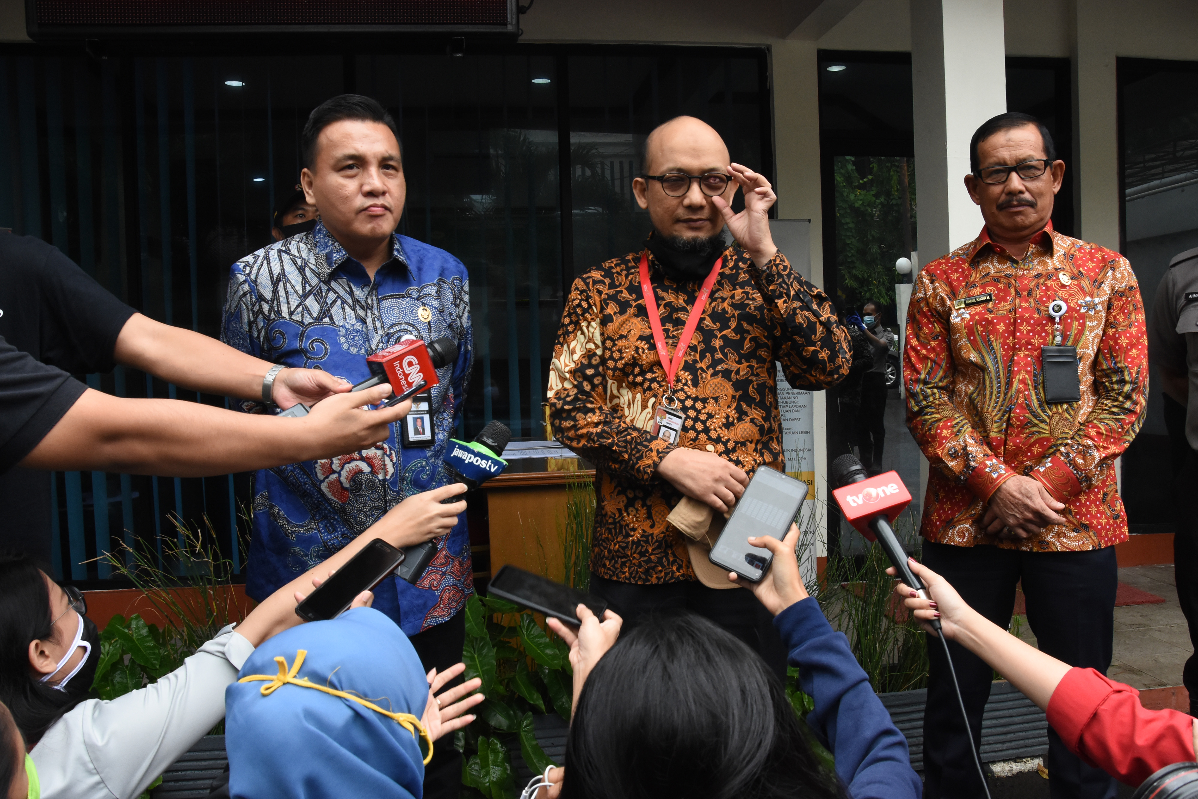 Penyidik KPK Novel Baswedan (tengah) didampingi Ketua Komisi Kejaksaan Barita Simanjuntak (kiri) dan Wakil Ketua Babul Khoir.