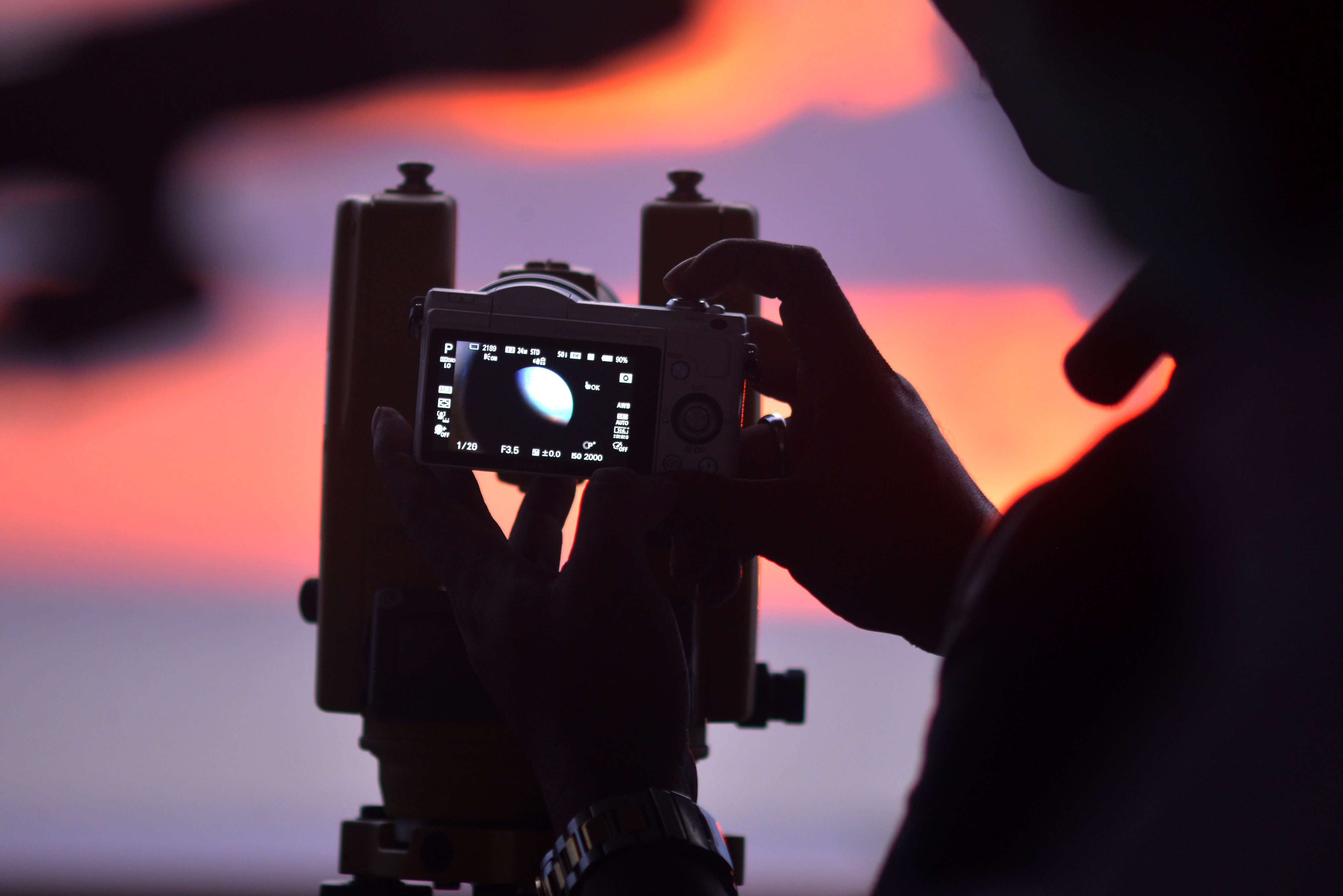 Petugas Tim Hisab Rukyat Kementerian Agama melakukan pemantauan Hilal 1 Ramadan 1441 Hijriah.