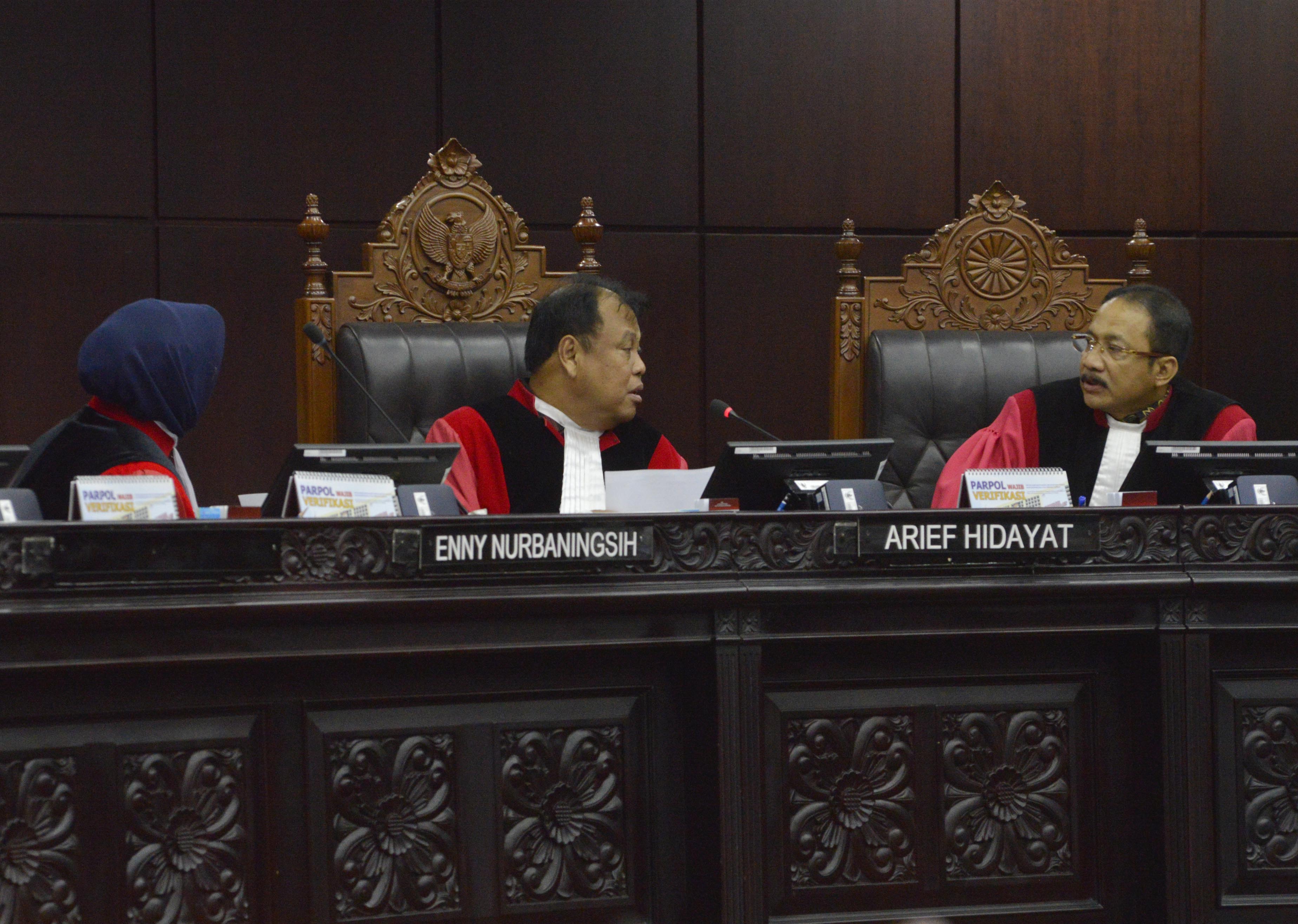 Majelis Hakim Mahkamah Konstitusi (MK) Arief Hidayat (tengah) bersama dengan Enni Nurbaningsih (kiri) dan Suhartoyo (kanan).