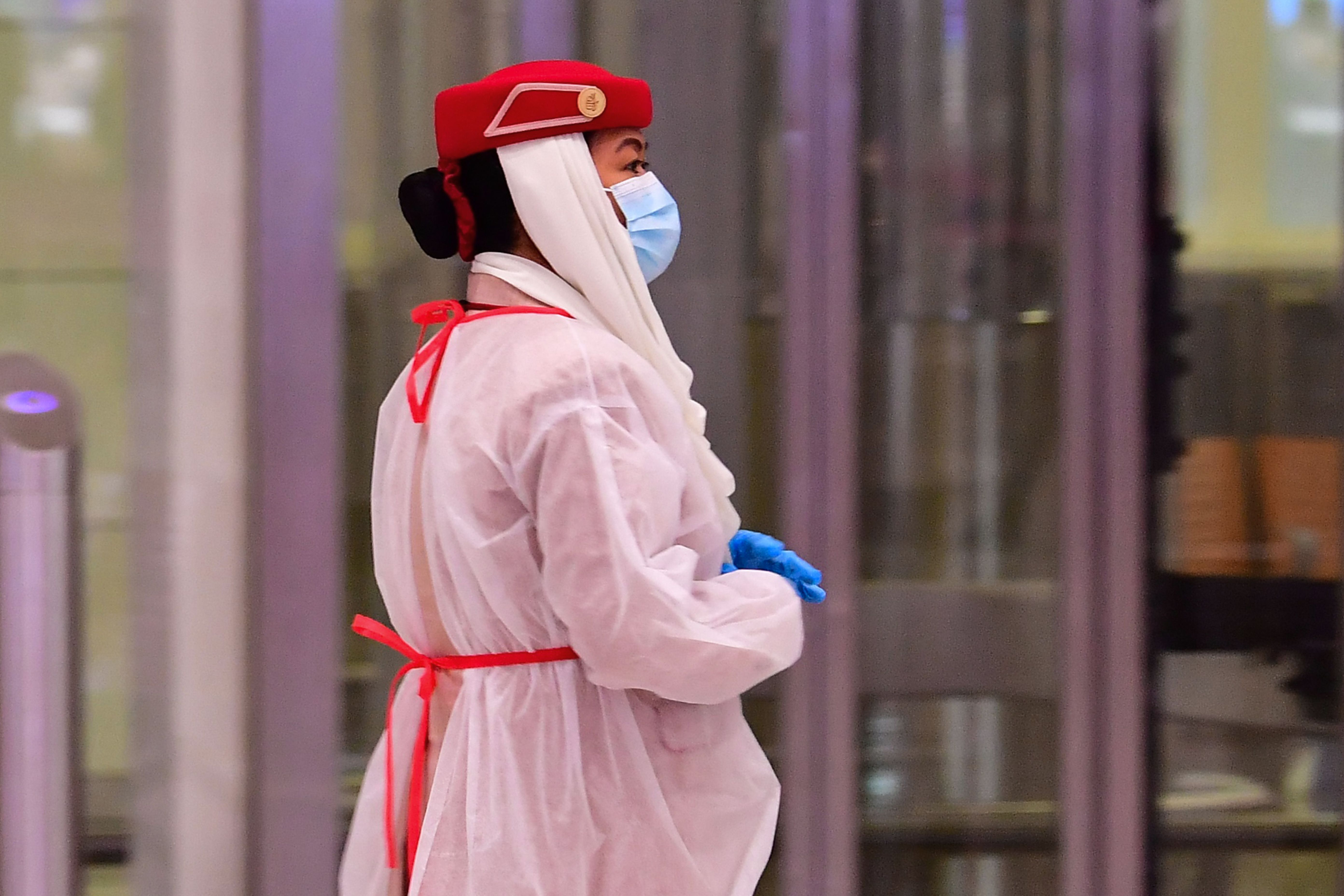 Petugas bandara di Dubai, Uni Emirat Arab mengenakan pakaian pelindung.