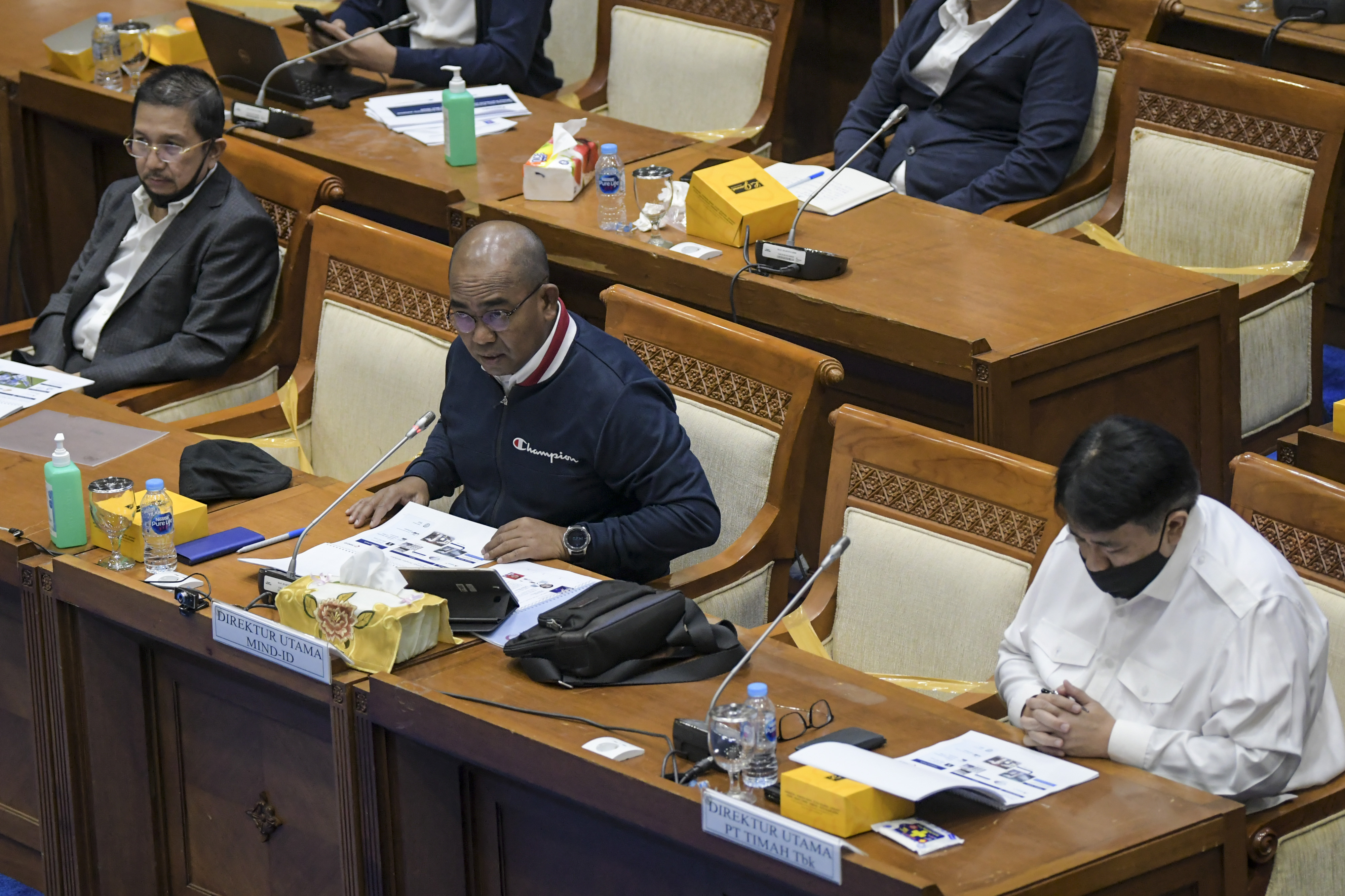 Dirut Inalum Orias Petrus Moerdak (tengah) ikut Rapat Dengar Pendapat dengan Komisi VII DPR di kompleks Parlemen, Jakarta, selasa (30/6).