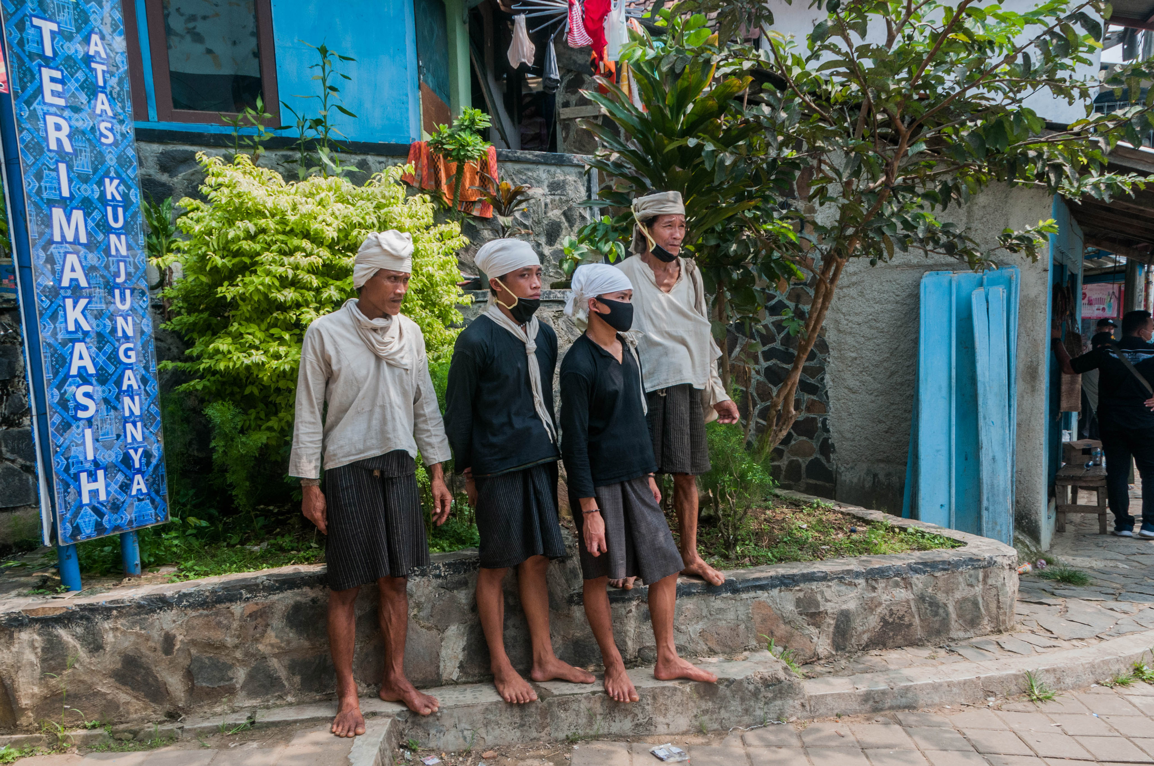 Warga Baduy Dalam menunggu wisatawan di Desa Kanekes, Lebak, Banten, Selasa (7/7/2020). 