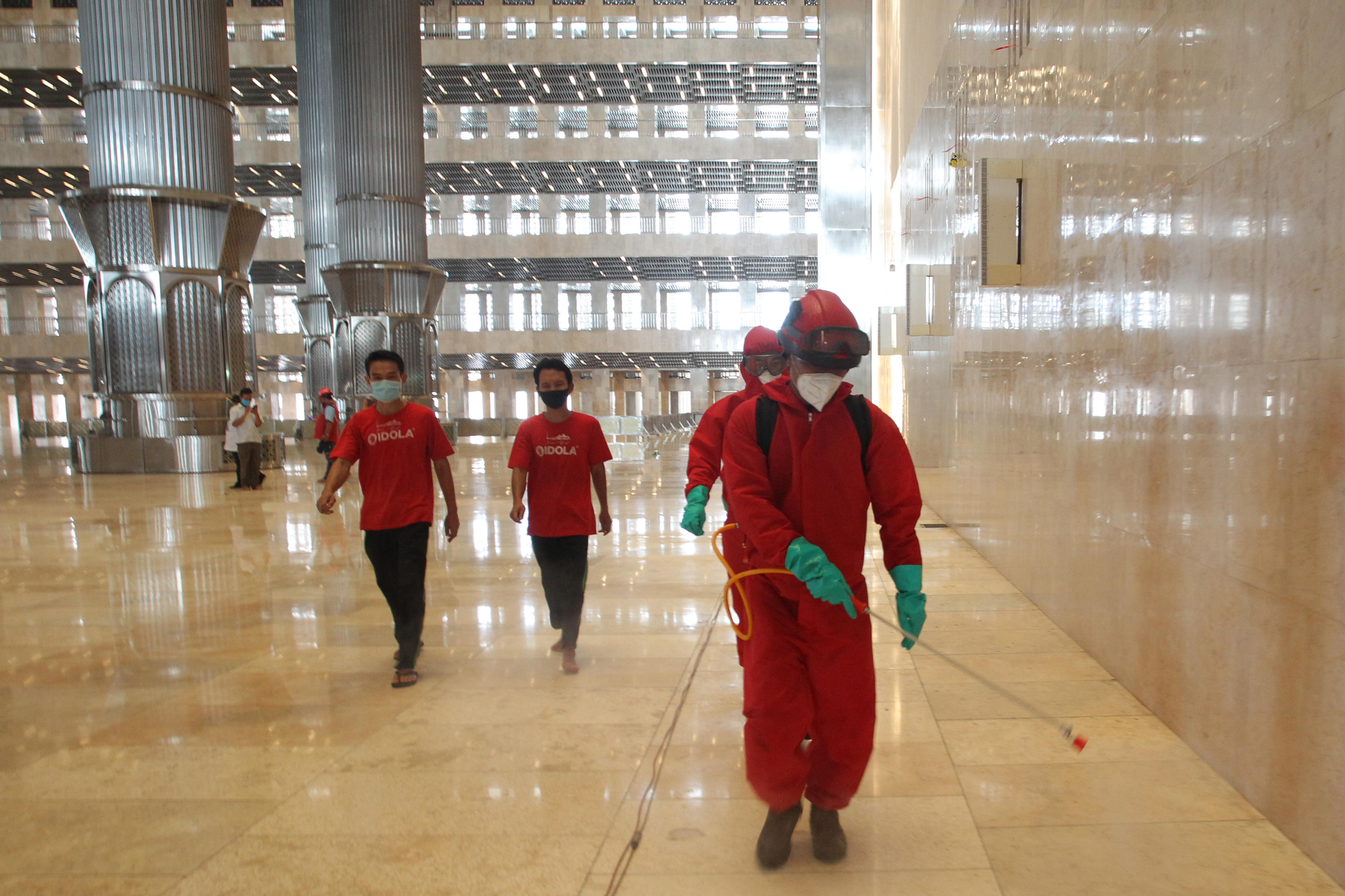  Petugas pemadam kebakaran dan penyelamatan Provinsi DKI Jakarta menyemprotkan disinfektan di Masjid Istiqlal Jakarta, Rabu (3/6). 