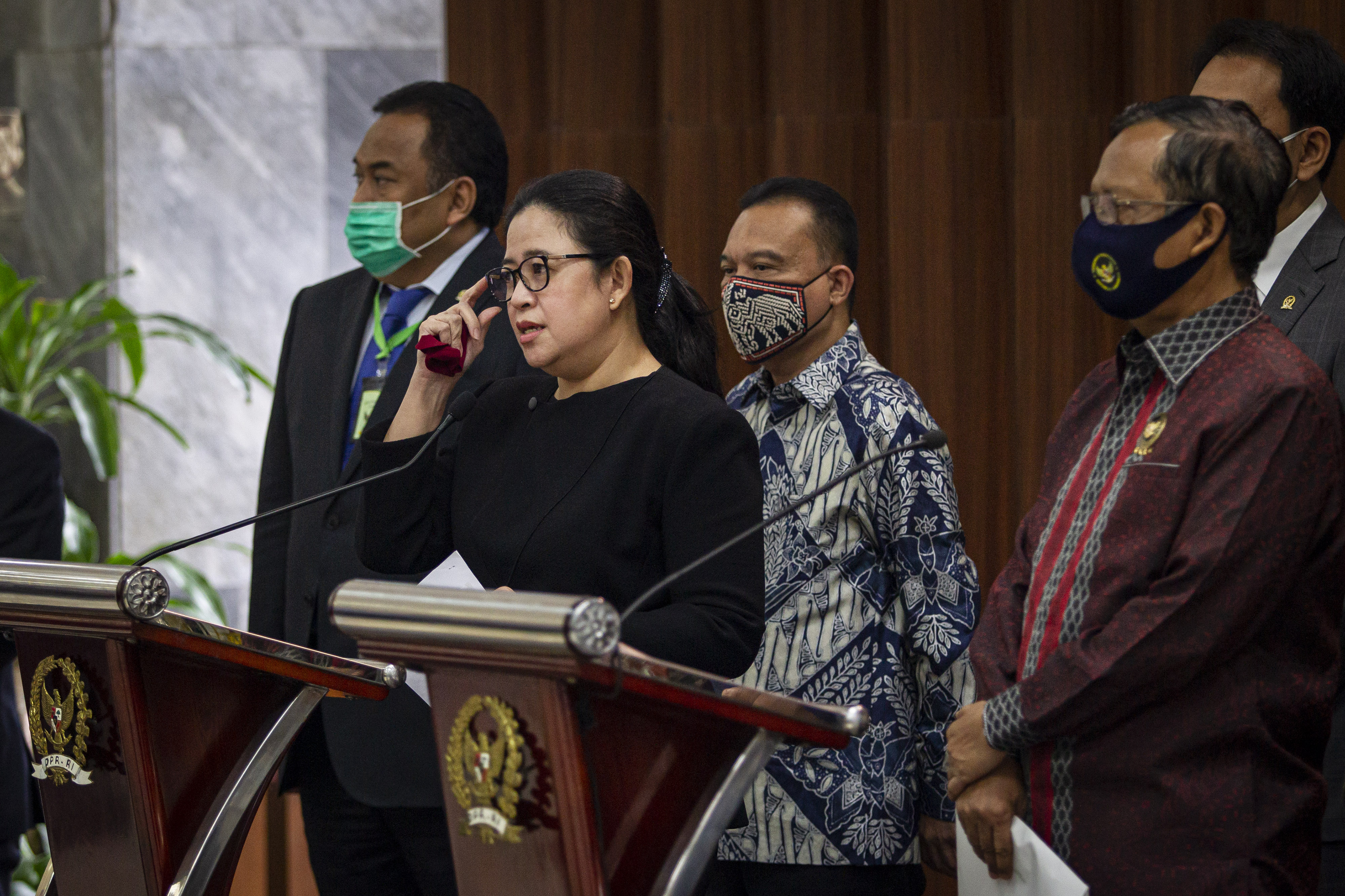 Ketua DPR Puan Maharani (kedua kiri) dalam jumpa pers terkait Rancangan Undang-Undang Badan Pembinaan Ideologi Pancasila (RUU BPIP).