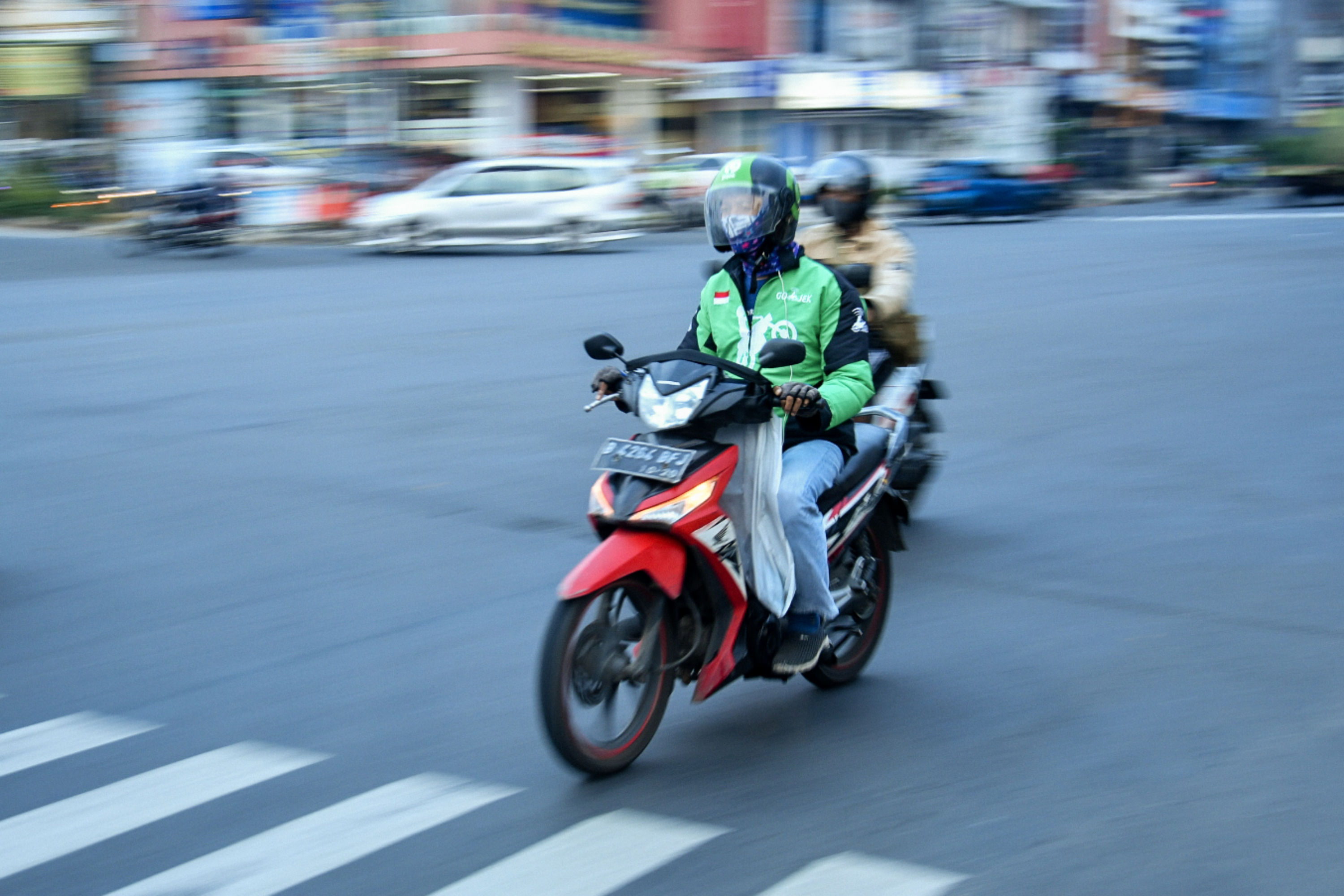 Pengemudi ojek daring melintas tanpa penumpang di Jalan Margonda Raya, Depok, Jawa Barat