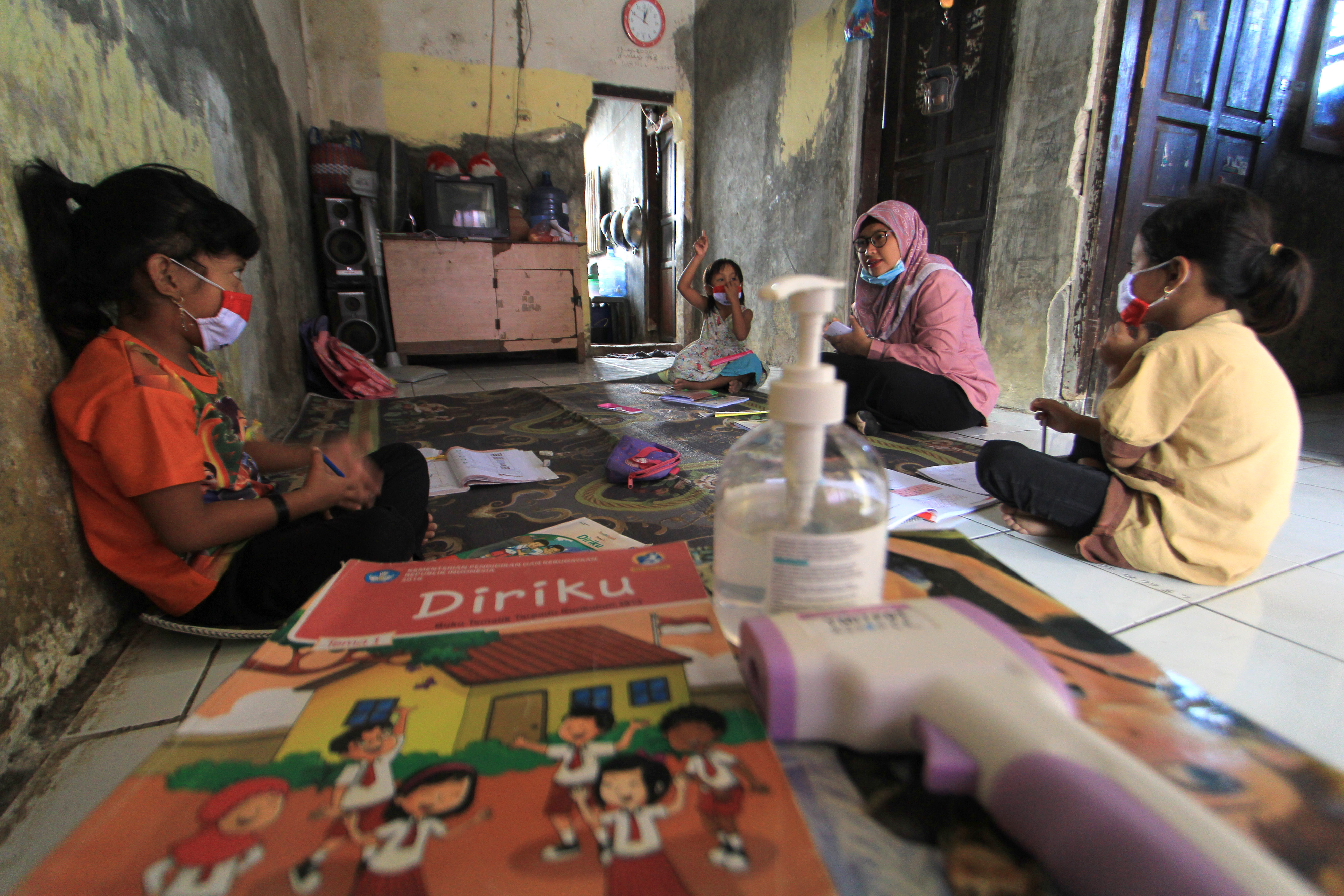 Ilustrasi: Guru SDN 3 Tamansari mengajar murid kelas satu di rumah siswanya di desa Tamansari, Lelea, Indramayu