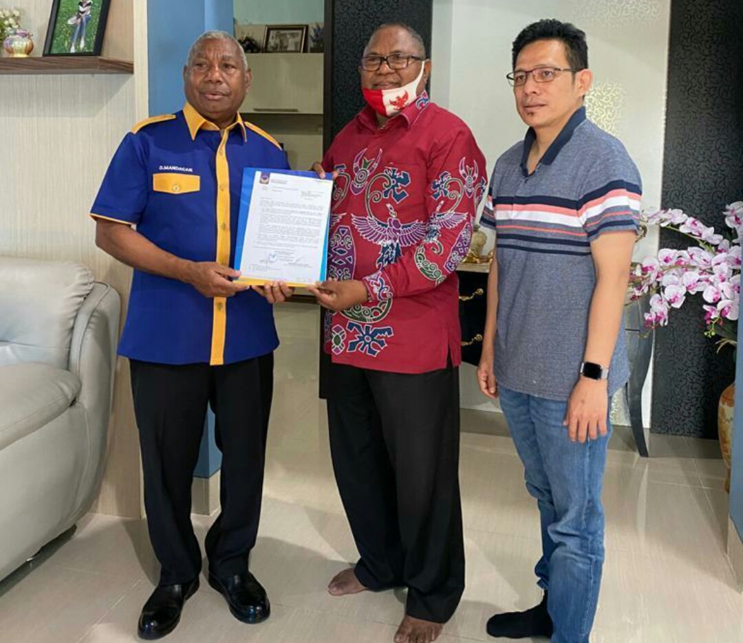 Ketua DPW Partai NasDem, Papua Barat, Dominggus Mandacan (kiri) menyerahkan SK rekomendasi kepada lima paslon Pilkada Papua Barat.