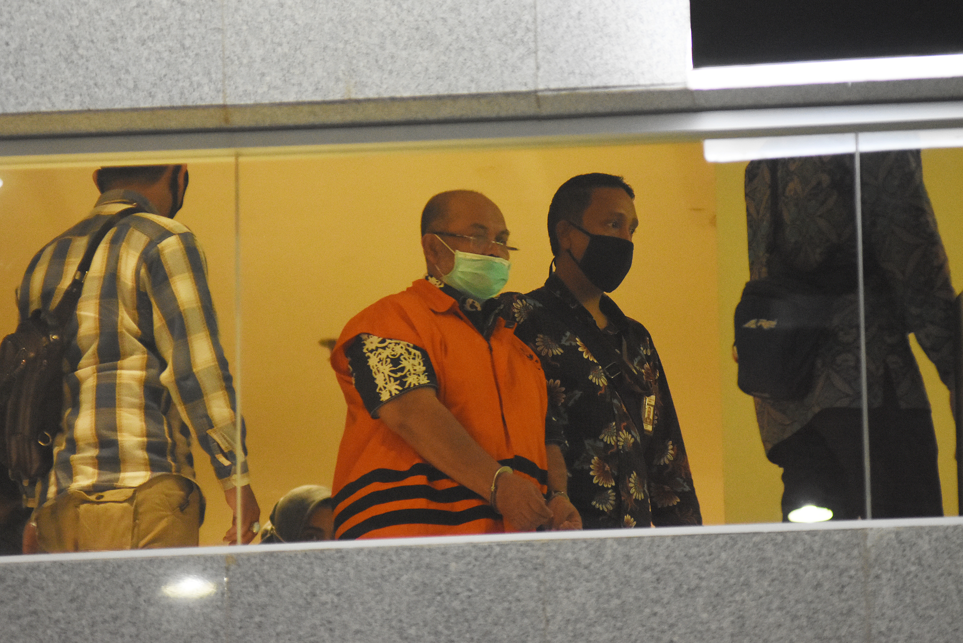 Bupati Kutai Timur Ismunandar mengenakan rompi tahanan usai menjalani pemeriksaan pasca terjaring Operasi Tangkap Tangan (OTT) di Gedung KPK