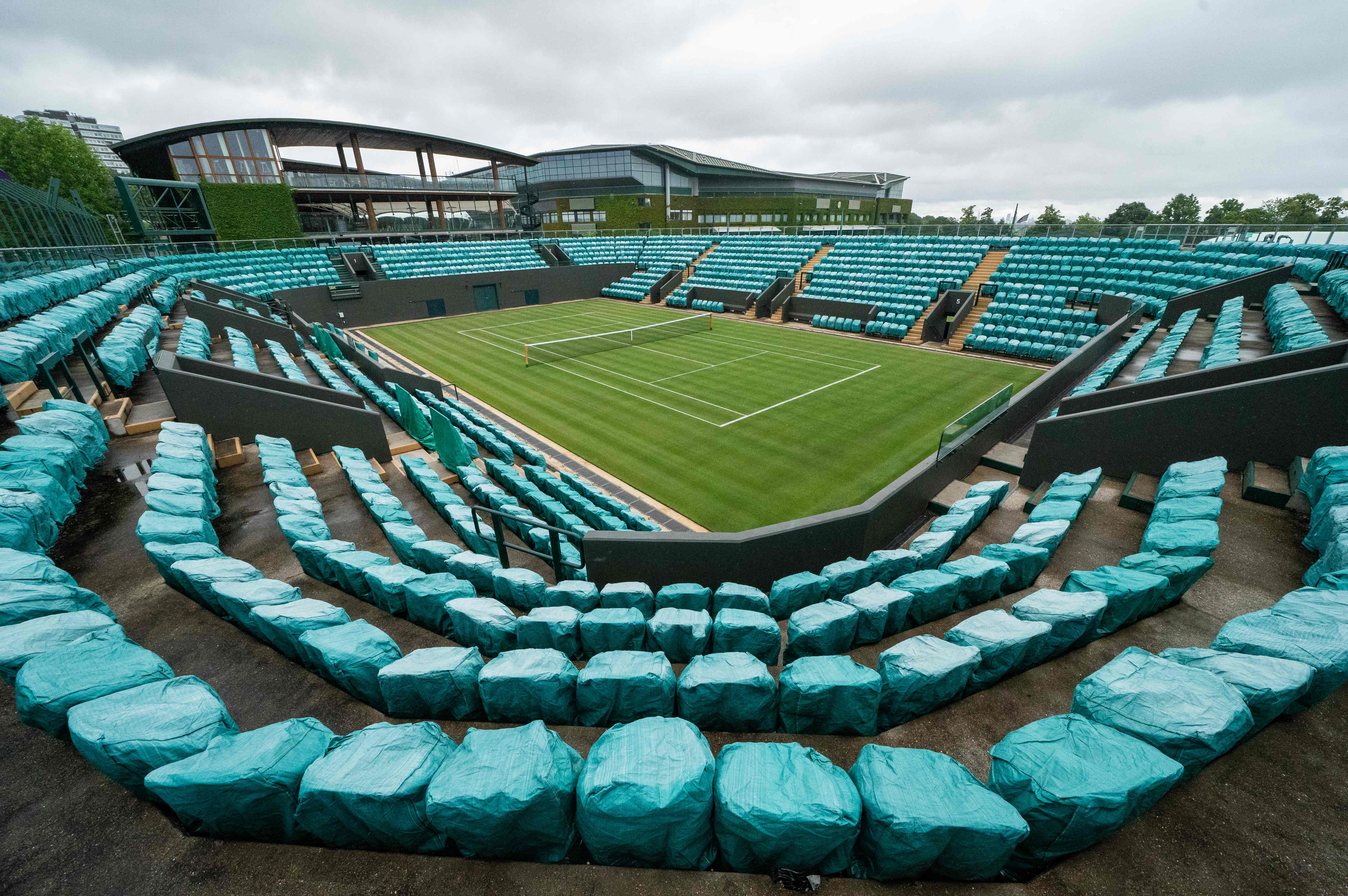 Lapangan tenis di London, Inggris, yang kosong akibat tidak ada pertandingan selama pandemi covid-19.