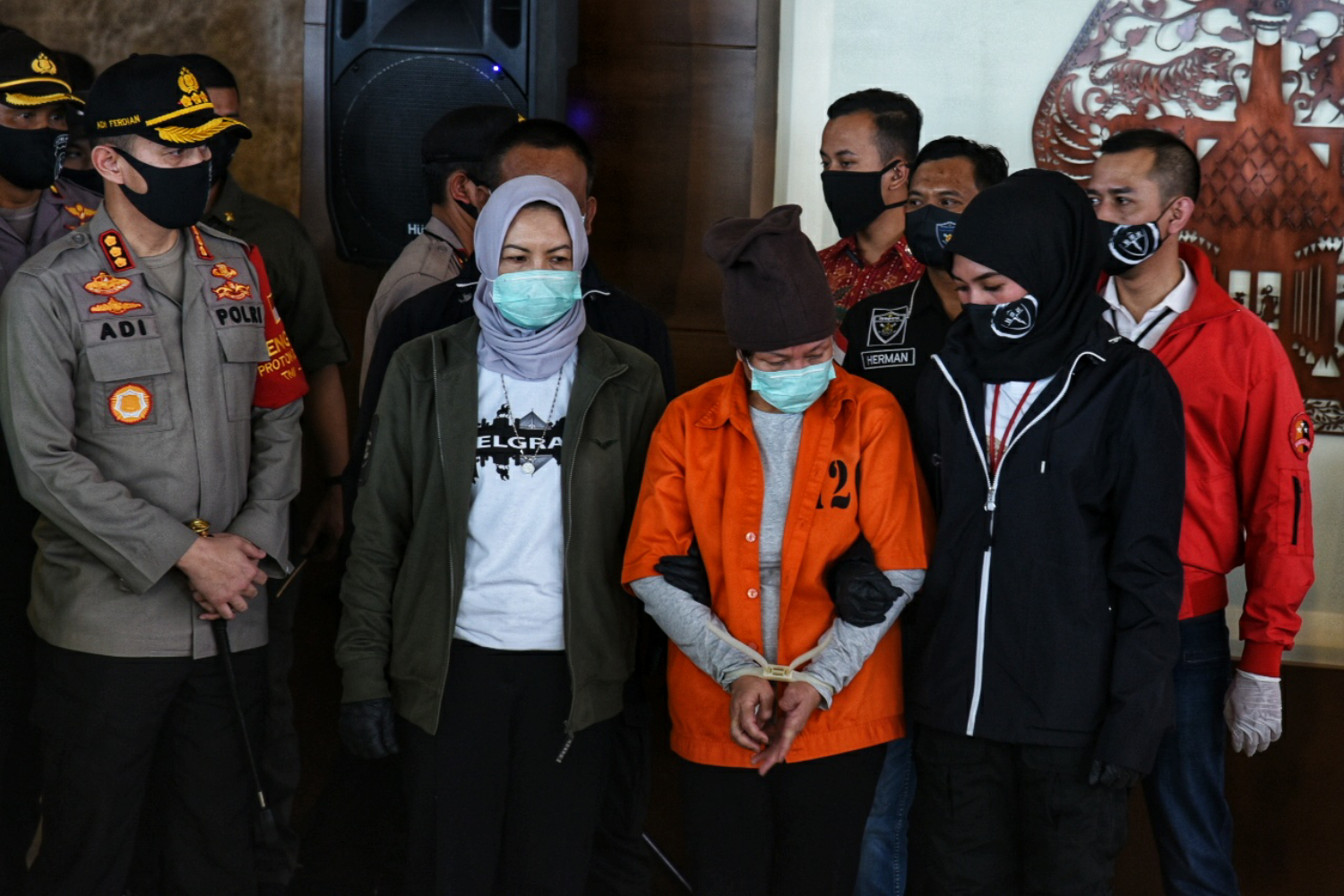 Buronan pembobol kredit BNI 1,2 Triliun, Marie Pauline Lumowa (rompi oranye) saat tiba di Ruang VIP Terminal 3 Bandara Soekarno Hatta