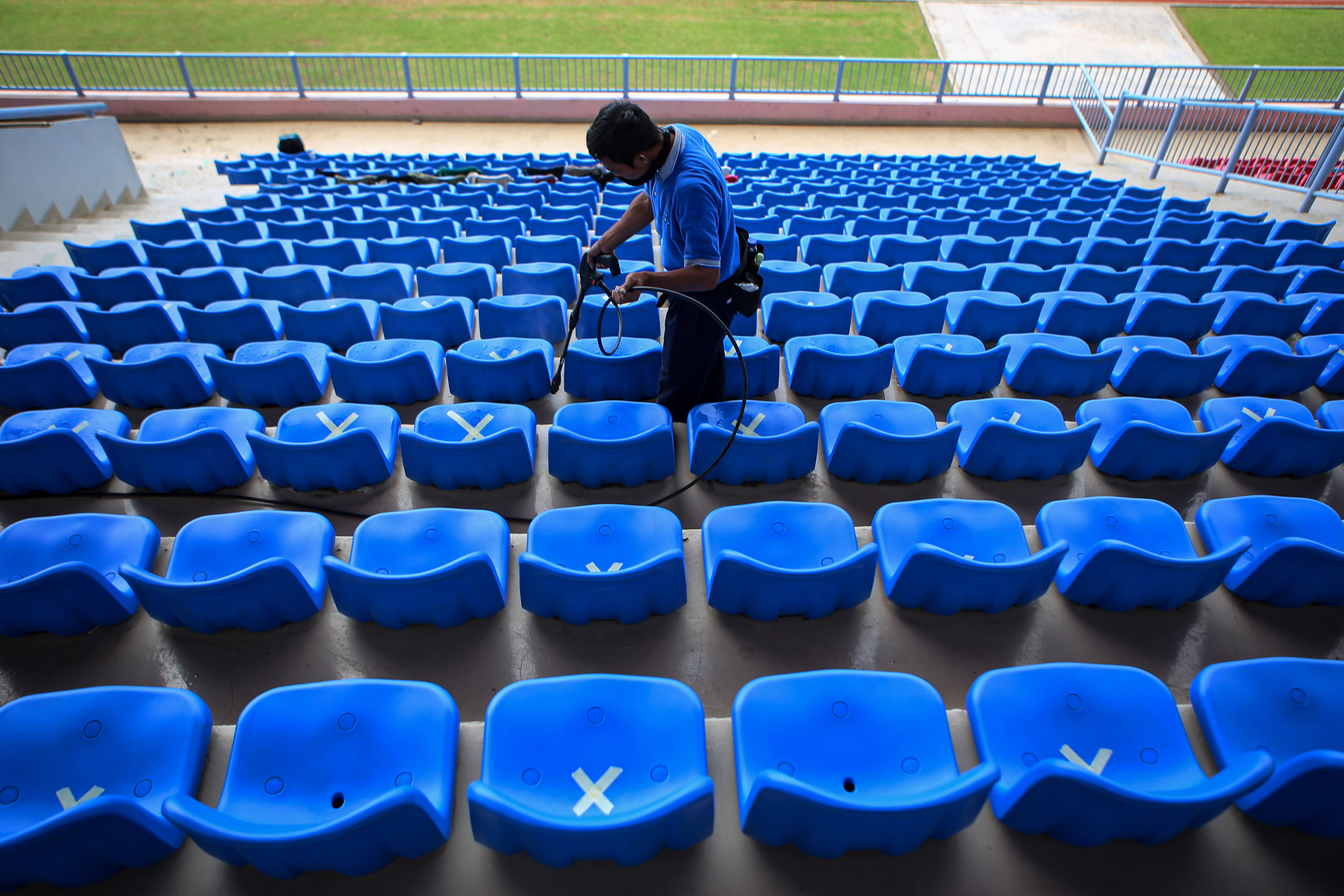Ilustrasi: Perawatan stadion di kala pandemi