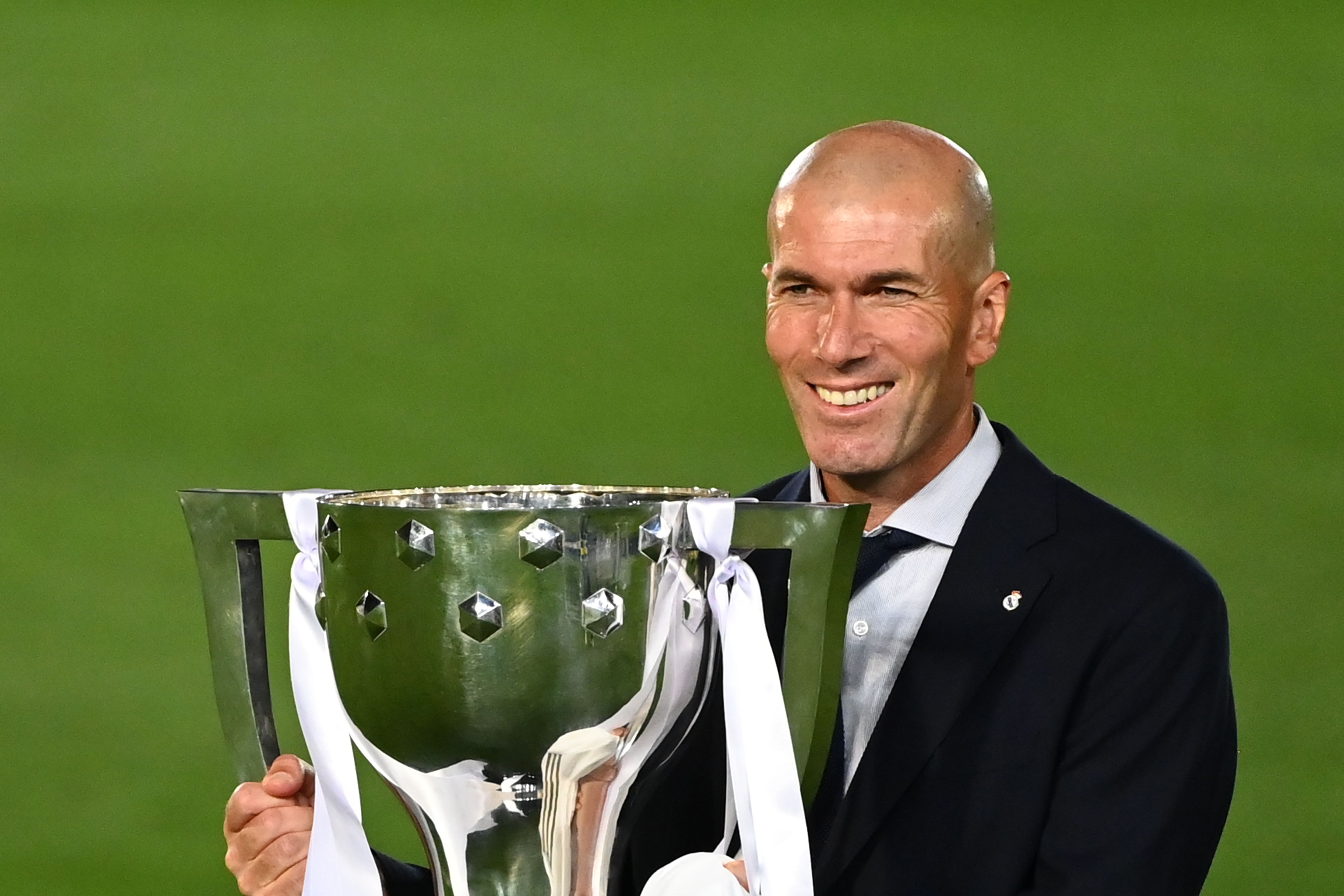 Pelatih Real Madrid, Zinedine Zidane, memegang trofi La Liga.