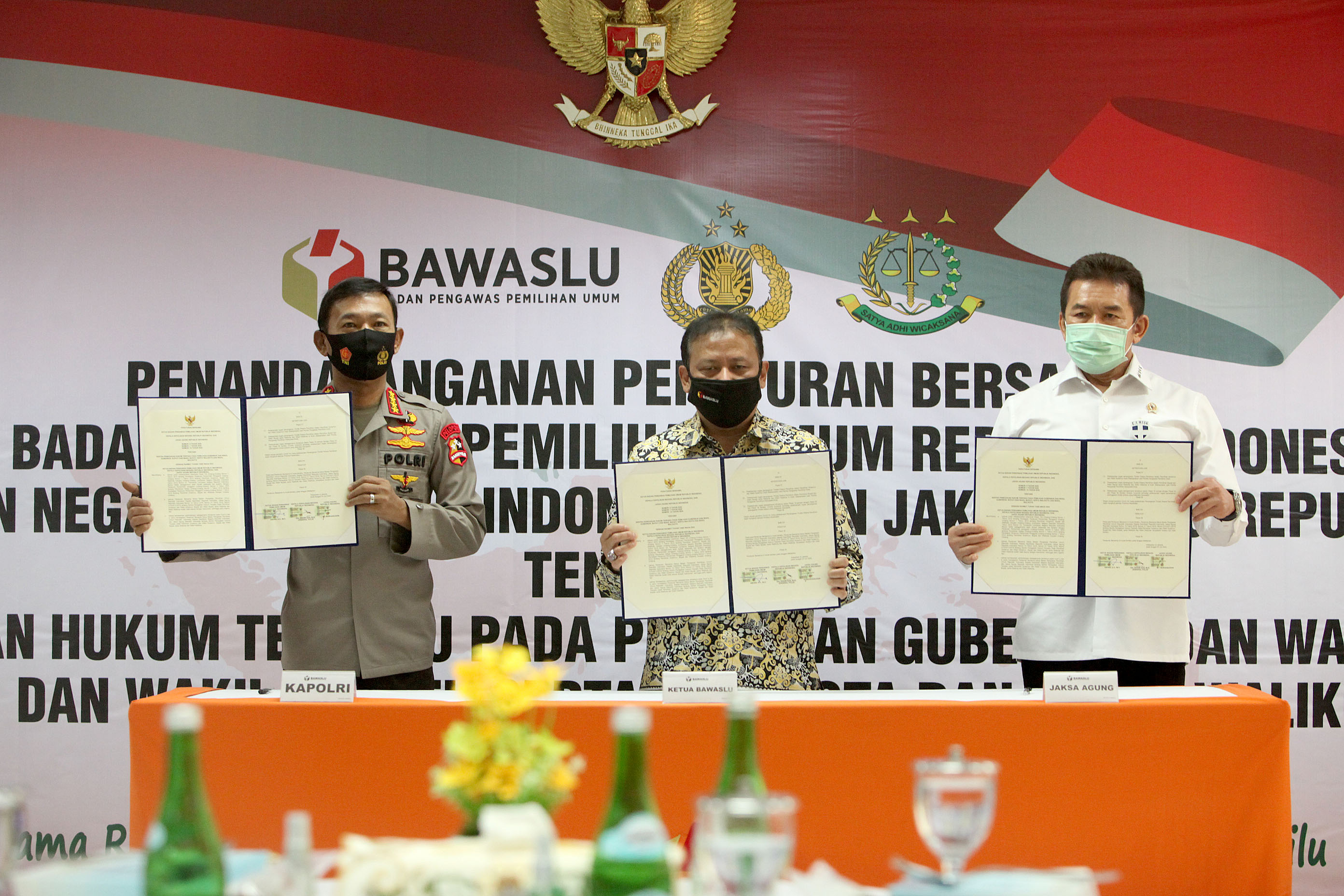 Pimpinan Bawaslu, Kejaksaan dan Polri menandatangi nota kesepahaman terkait Pilkada 2020.