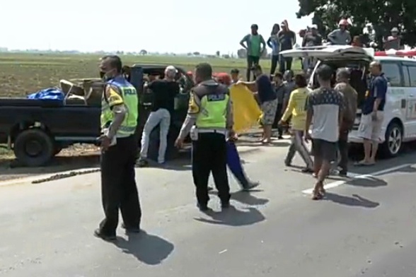 Akibat kecelakaan, jalur pantura macet di kedua arahnya.