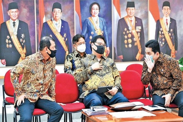 Menko Perekonomian Airlangga Hartarto berbincang dengan Menteri BUMN Erick Thohir dan Ketua Satgas Penanganan Covid-19 Doni Monardo