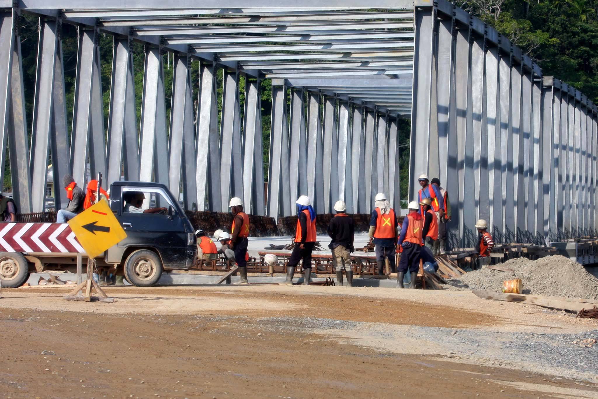 Ilustrasi: Pembangunan jembatan baja yang didanai USAID