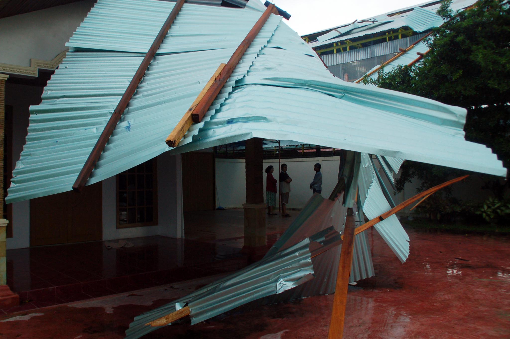 Sejumlah warga berada di sekitar rumah yang rusak berat akibat angin puting beliung di kawasan Kota Baru, Pontianak, Kalbar, 2019
