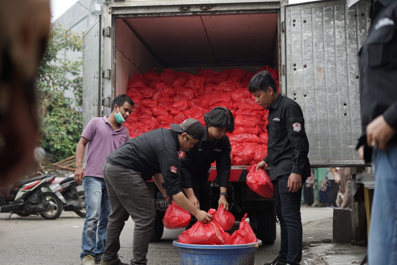 ReJO membagikan sembako bagi warga terdampak Covid-19 di Tangsel, Sabtu (4/7/2020)