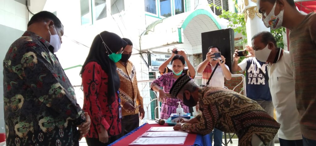 Penyerahan bantuan 60 sapi kurban dari Pemkot Sorong kepada 60 pengurus masjid dan musala diawali dengan tanda tangan serah terima.
