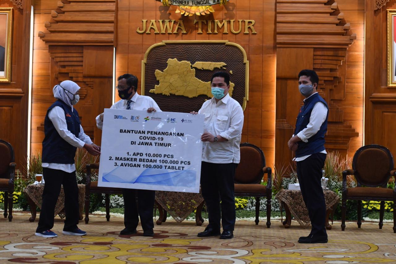 Menko Polhukam dan Menteri BUMN serahkan bantuan ke Jatim