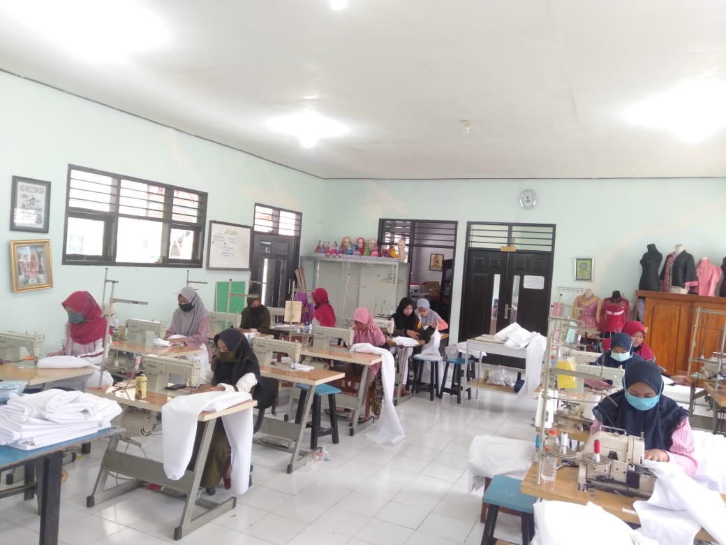 Pelaku UKM bisa membuat alat pelindung diri (APD), namun belum jelas standar yang ditetapkan pemerintah.