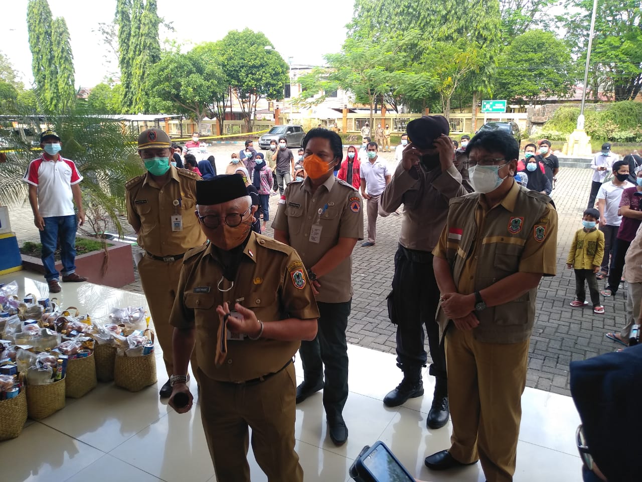 Ketua Harian Tim Gugus Tugas Percepatan Penanganan Covid-19 Kalsel Abdul Haris Makkie melepas 64 pasien covid  sembuh, Selasa (7/7/2020)