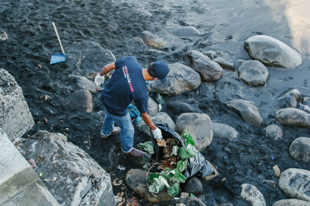 Sekitar 100 pelaku Parekraf di Kota Mataram diajak untuk melakukan gerakan bersih-bersih di beberapa kawasan Kota Tua Ampenan. 