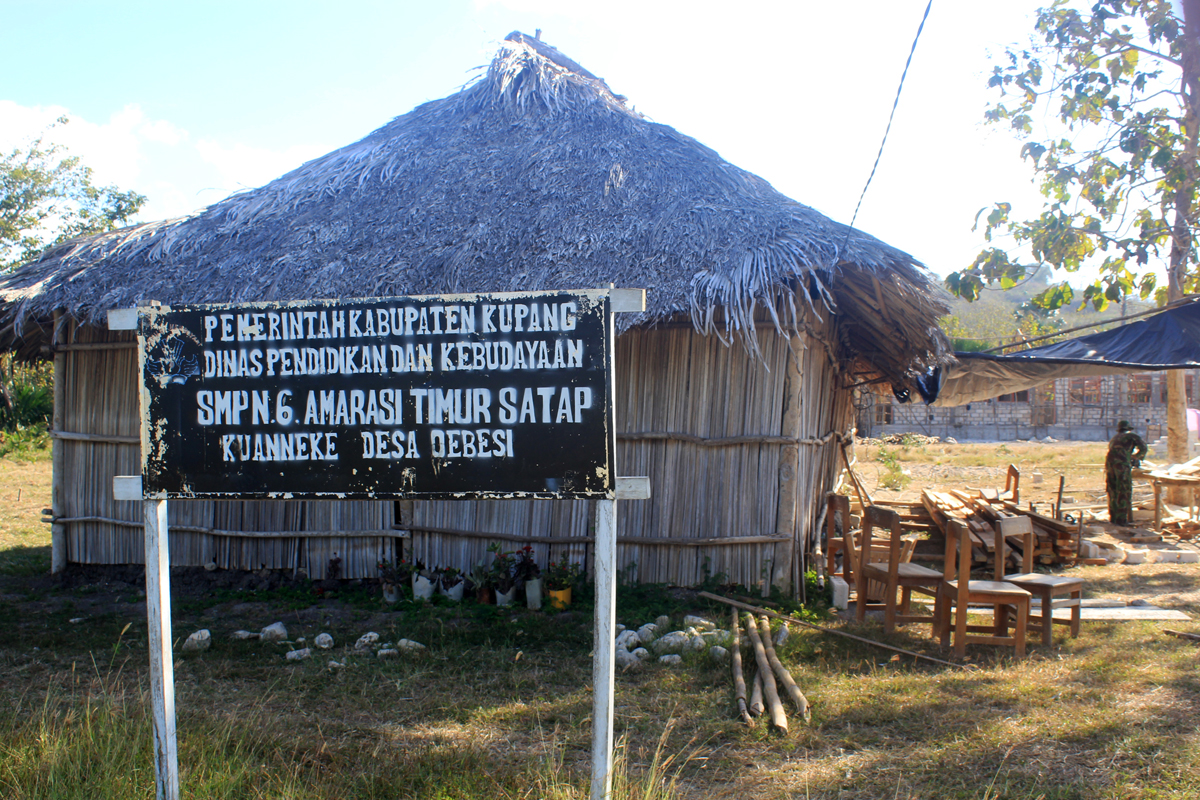 Kondisi awal SMPN 6 Satu Atap Amarasi Timur Satap, Kuanneke, Desa Oebesi, Kecamatan Amarasi Timur, Kabupaten Kupang, NTT yang direhab TNI.