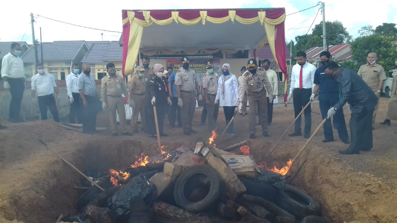 Polda Babel memusnahkan 3,8 ton daging beku ilegal dari Australia dengan cara dibakar, Senin (6/7/2020)