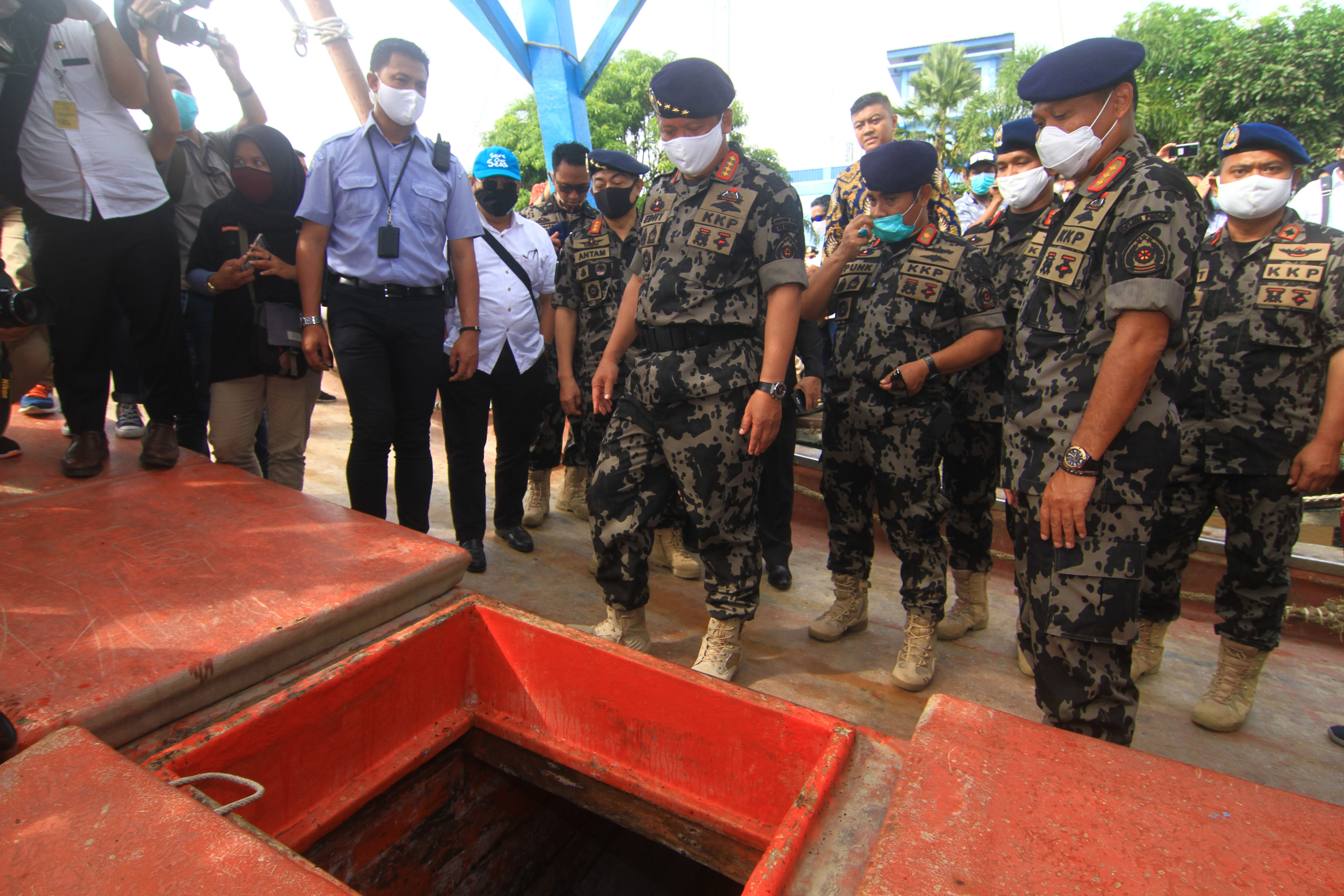  Menteri Kelautan dan Perikanan Edhy Prabowo (kelima kanan) meninjau KIA ilegal di Stasiun PSDKP Pontianak, Kalbar, Rabu (22/7).