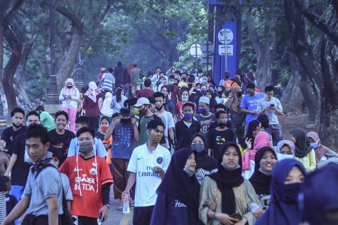 Warga berolahraga pada Hari Bebas Kendaraan Bermotor (HBKB) atau Car Free Day (CFD) di Jalan Inspeksi BKT, Jakarta, Minggu (12/7/2020).