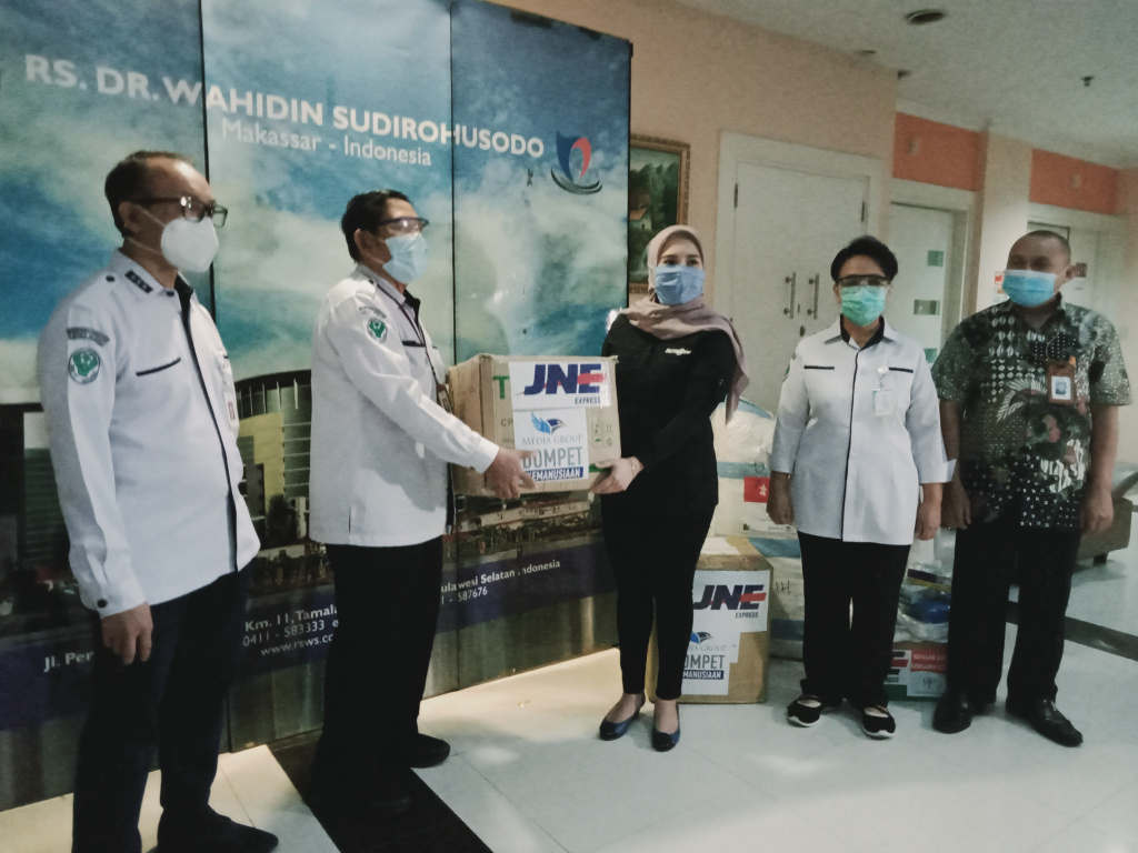Dirut RSUP Dr Wahidin Sudirohusodo Makassar, Khalid Saleh (kedua kiri), menerima bantuan APD, obat-obatan, dari Yayasan Media Group.