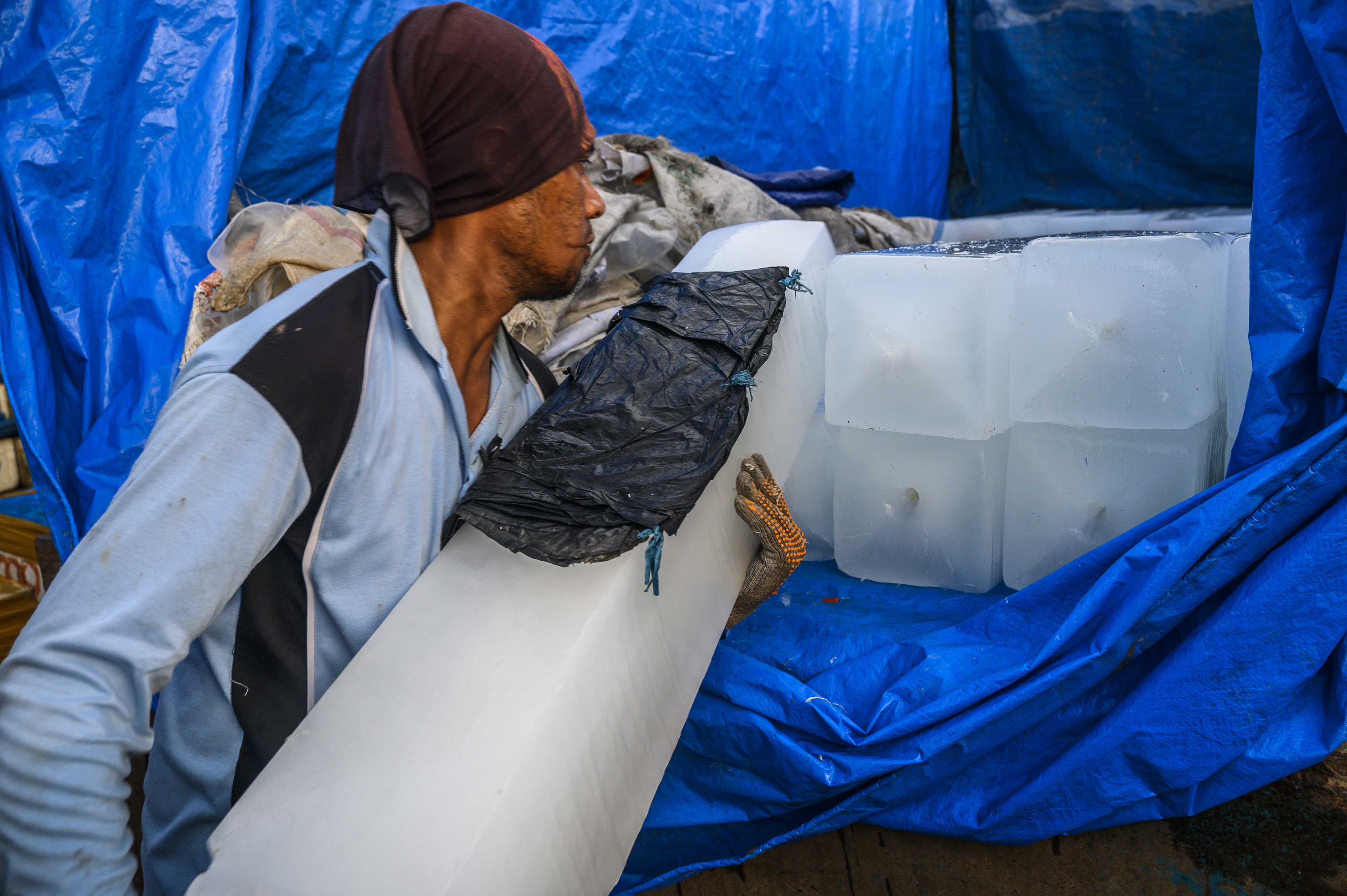 Es balok diperlukan nelayan untuk memgawetkan ikan hasil tangkapan.