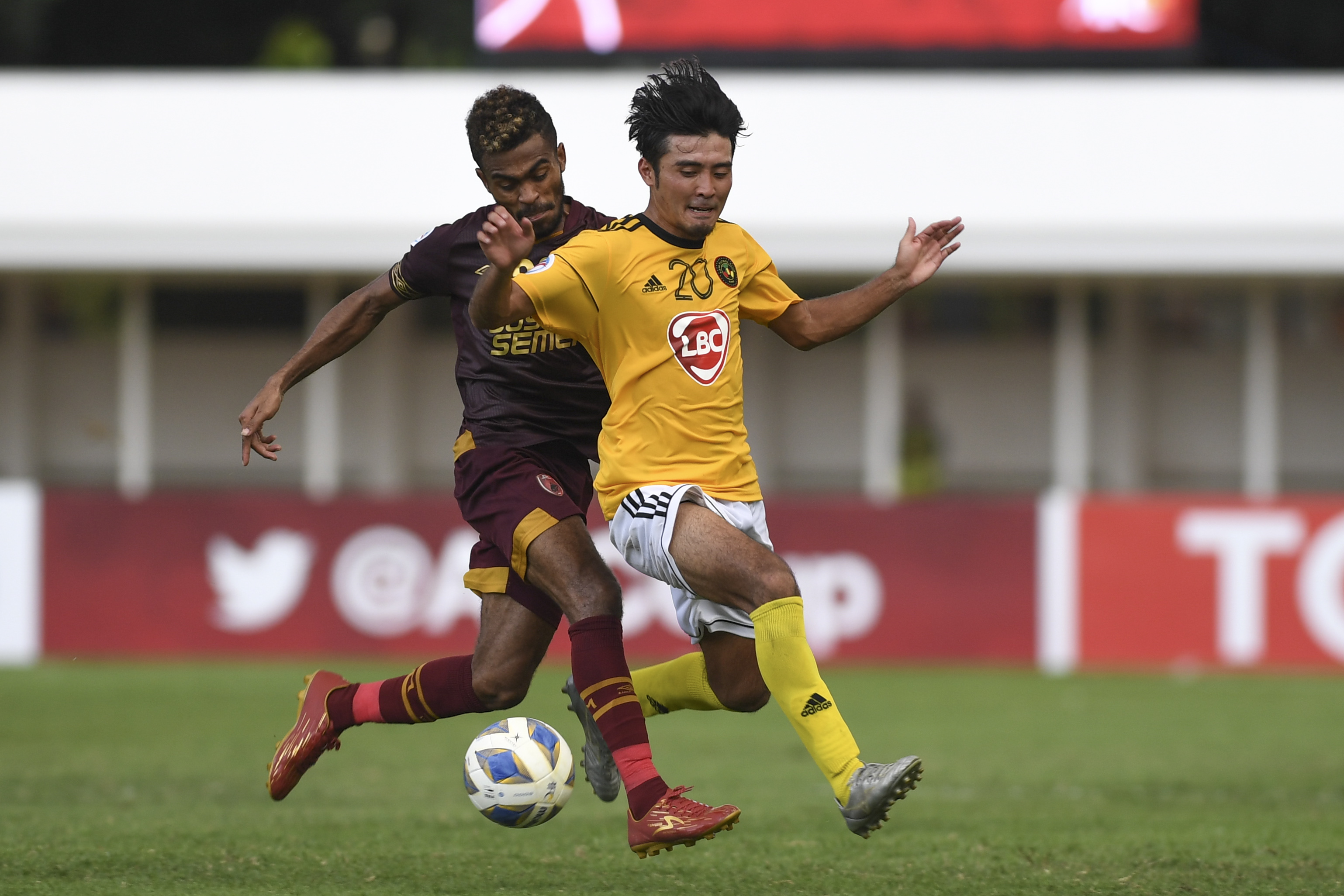 Pesepak bola PSM Makassar Yakob Sayuri (kiri) salah satu dari empat pemain PSM Makassar yang dipanggil Timnas. 