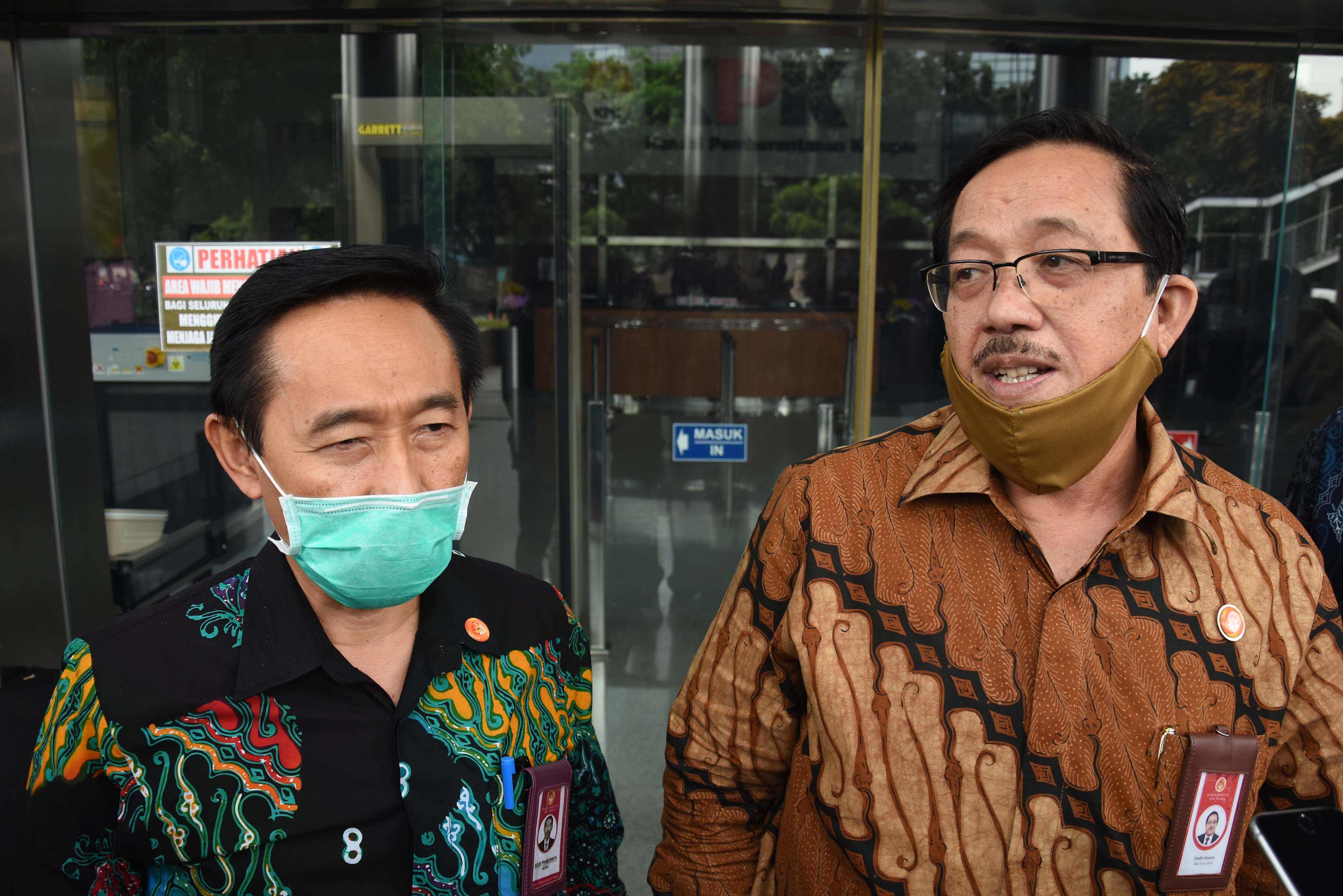 Ketua KASN Agus Pramusinto danWakil Ketua Tasdik Kinanto usai bertemu pimpinan KPK