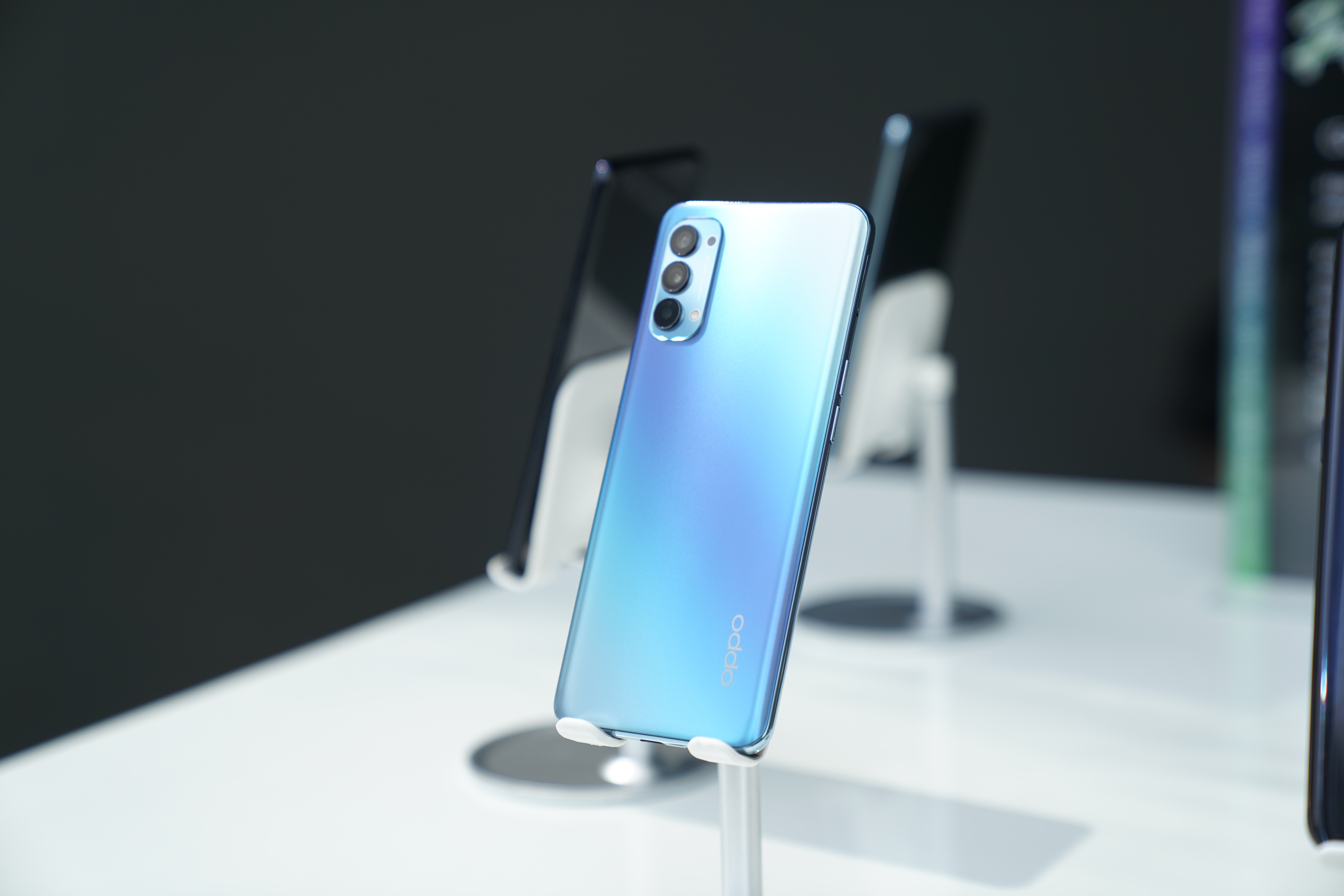 Tampilan belakang Oppo Reno 4 