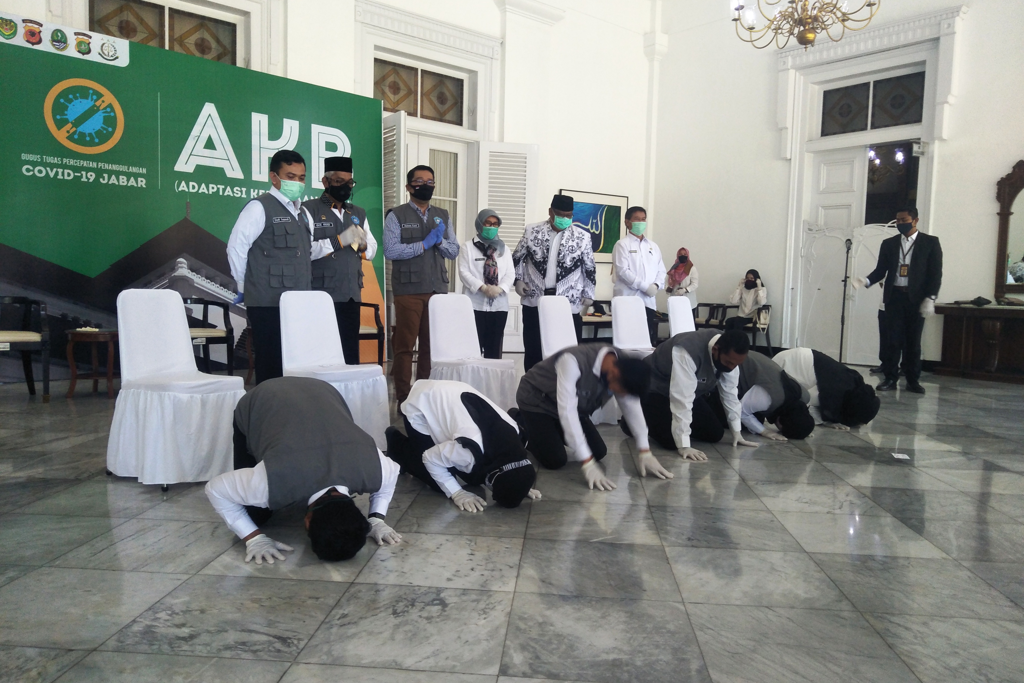 Perwakilan guru honorer SMA/SMK Negeri di Jabar sujud syukur usai menerima SK Penetapan Gubernur Ridwan Kamil di Bandung, Rabu (29/7).