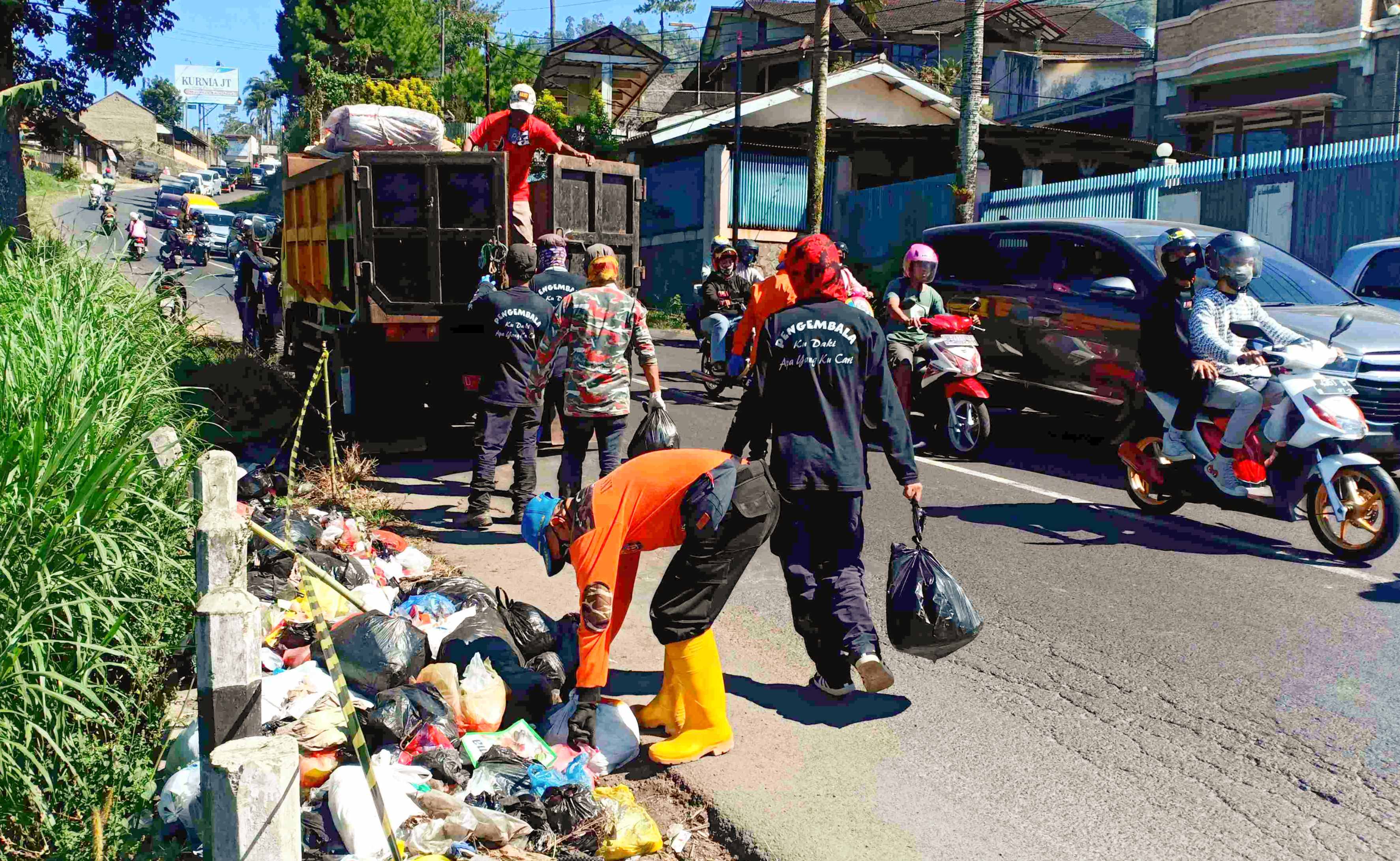  Sejumlah orang dari komunitas, sukarelawan serta organisasi kemasyarakatan di wilayah Lembang, Kabupaten Bandung Barat 