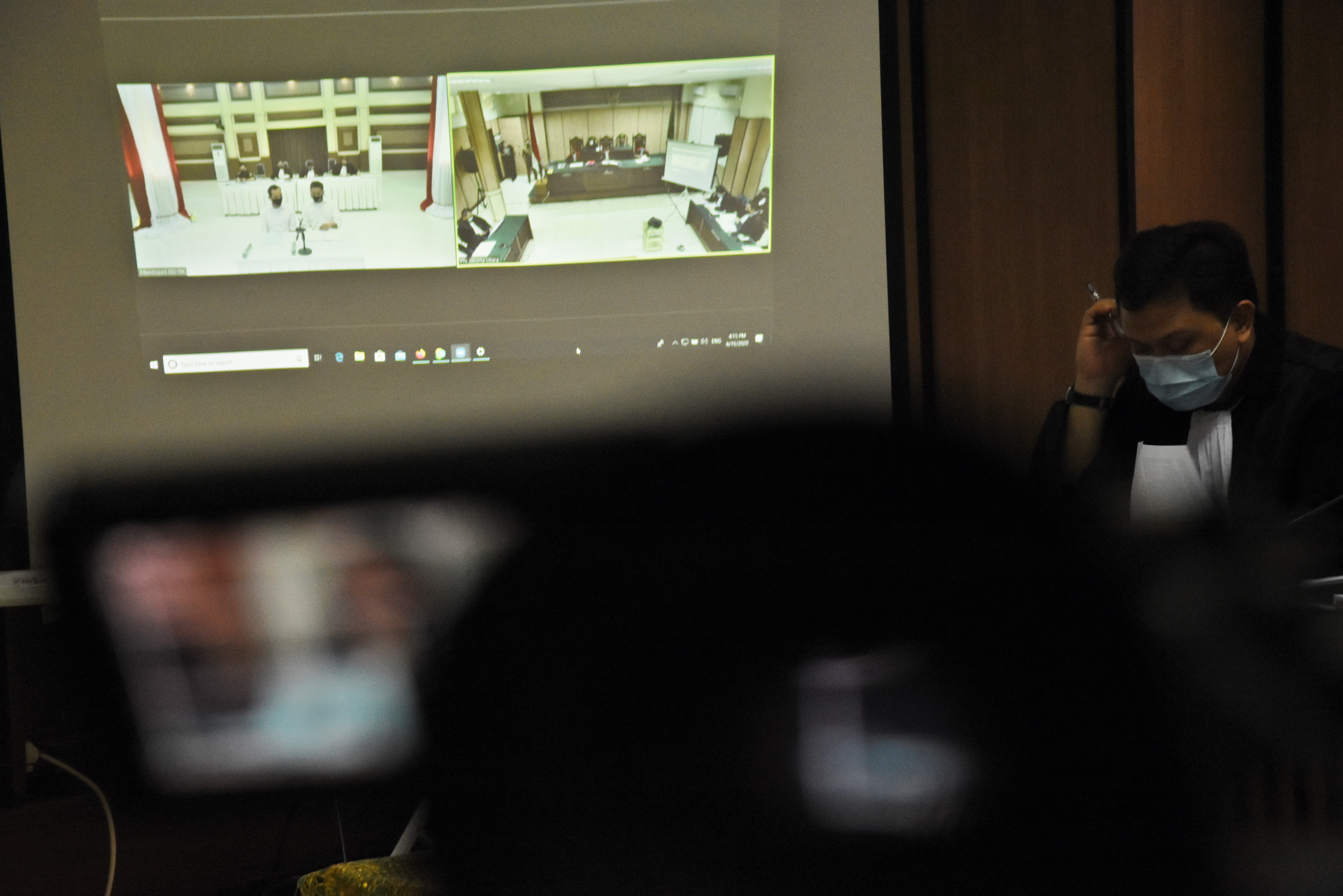 Pengacara menyampaikan nota pembelaan terdakwa Ronny Bugis dan Rahmat Kadir Mahulette yang disiarkan secara 