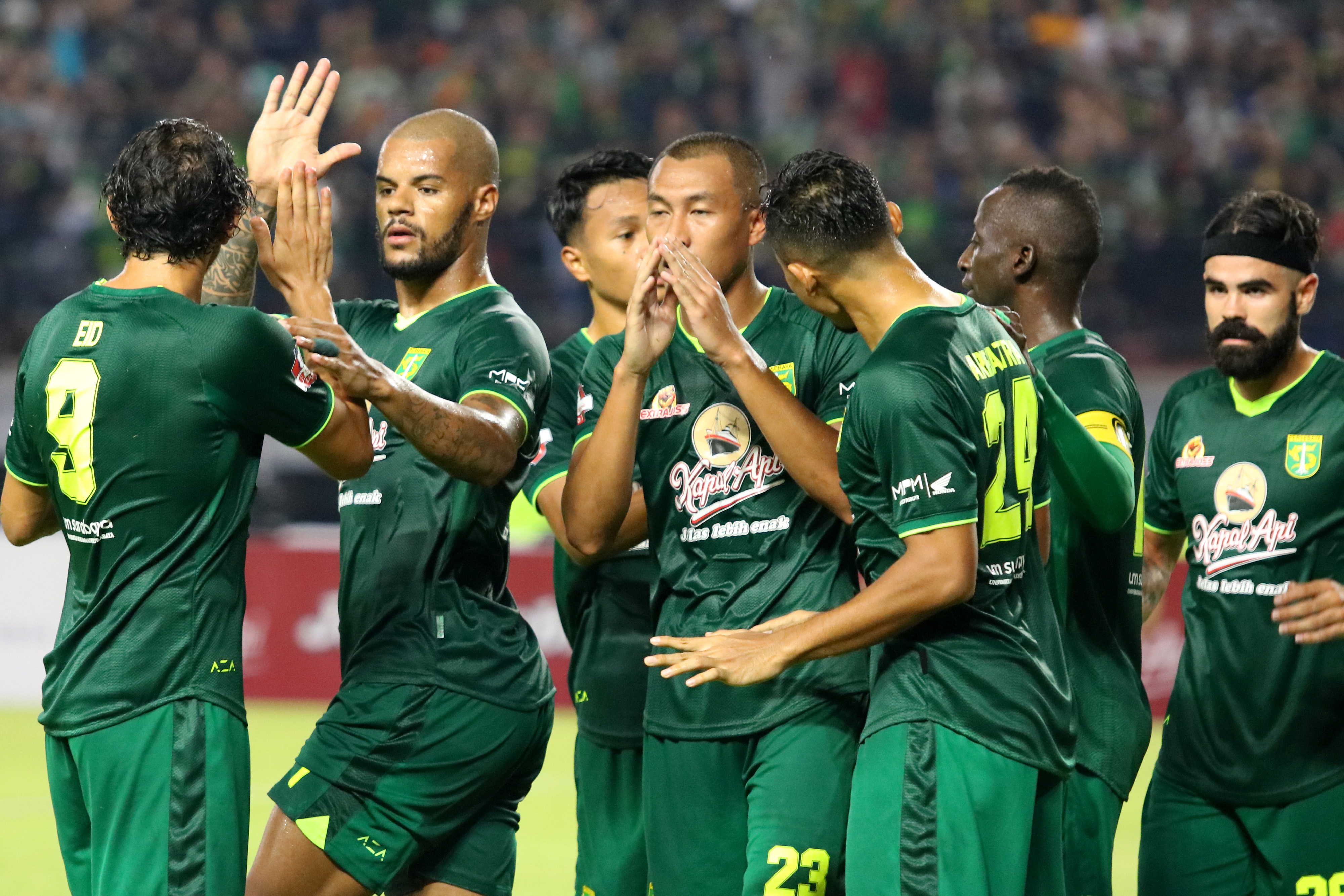 Sejumlah pemain Persebaya melakukan selebrasi ketika melawan Persik dalam laga Liga 1 di Stadion Gelora Bung Tomo, Surabaya, Sabtu (29/2).