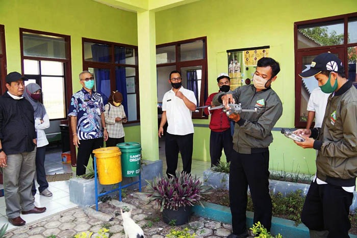 Pelatihan drone penyuluh didampingi Kabid I Wayan Ediana (batik biru) di halaman kantor BPP Gebang.