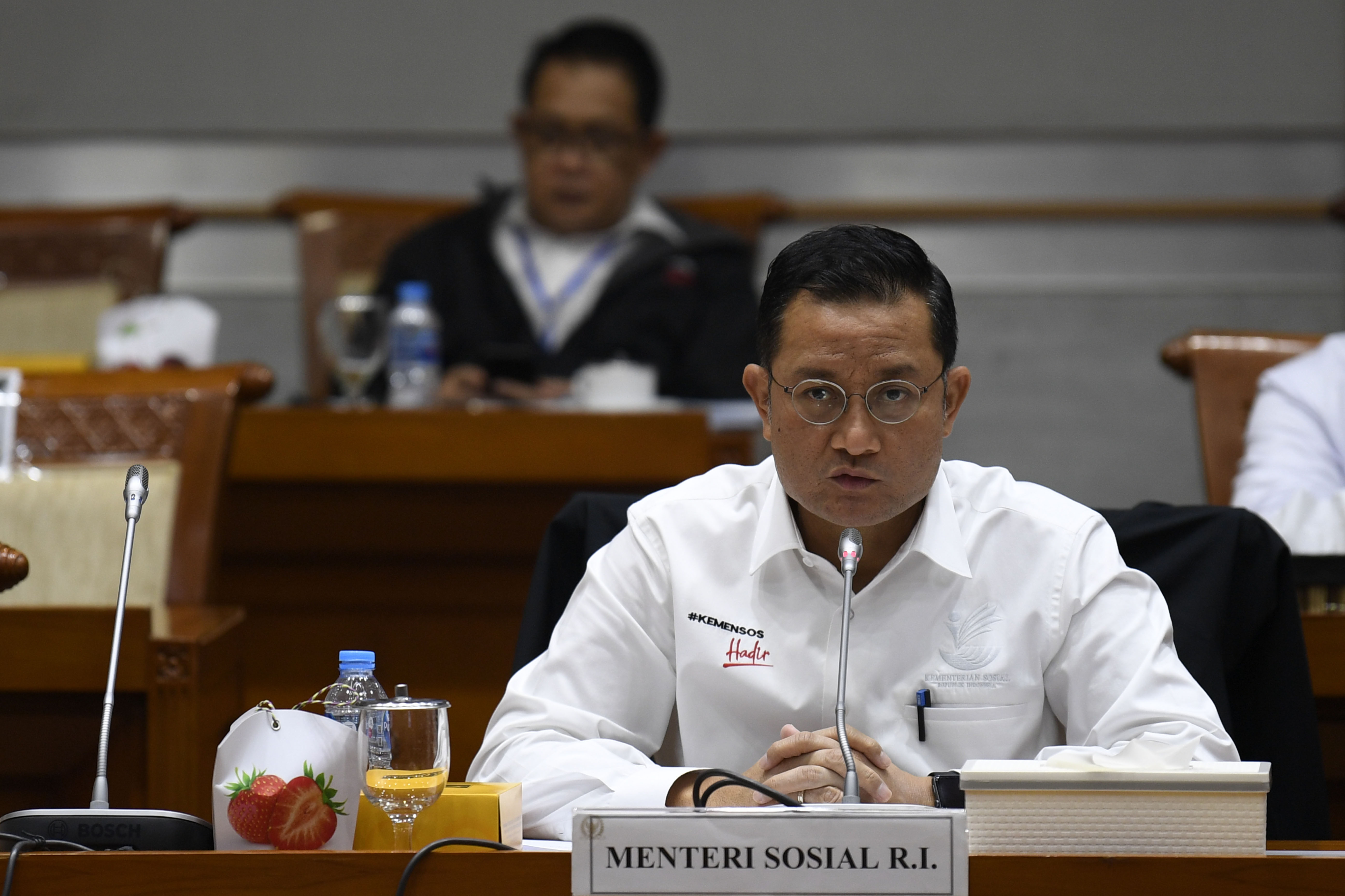 Menteri Sosial Juliari Batubara mengikuti rapat kerja bersama Komisi VIII DPR di Kompleks Parlemen Senayan, Jakarta, Rabu (24/6/).