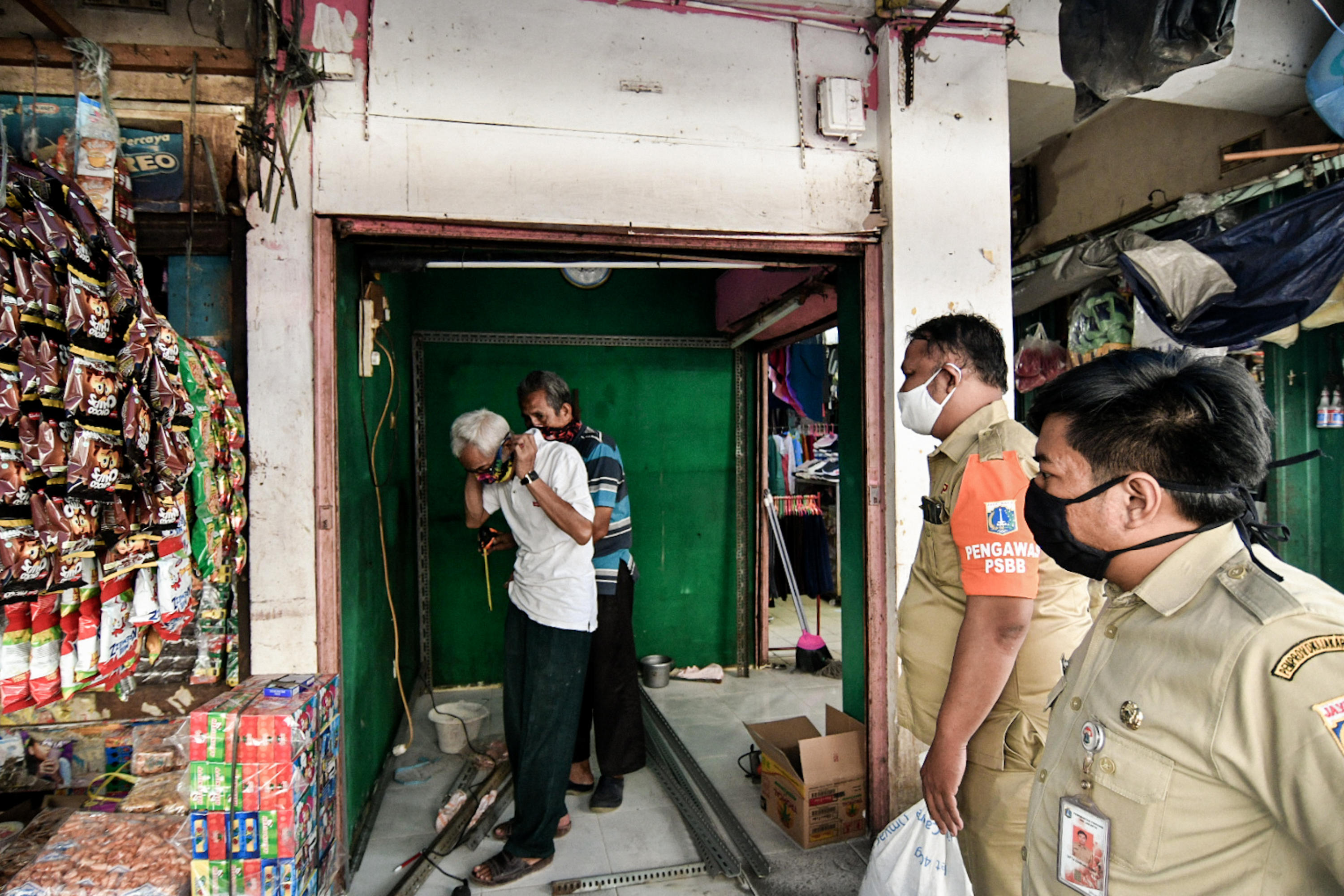 ASN melakukan peninjauan di Pasar Pondok Labu, Jakarta, saat PSBB Transisi (6/7/2020)