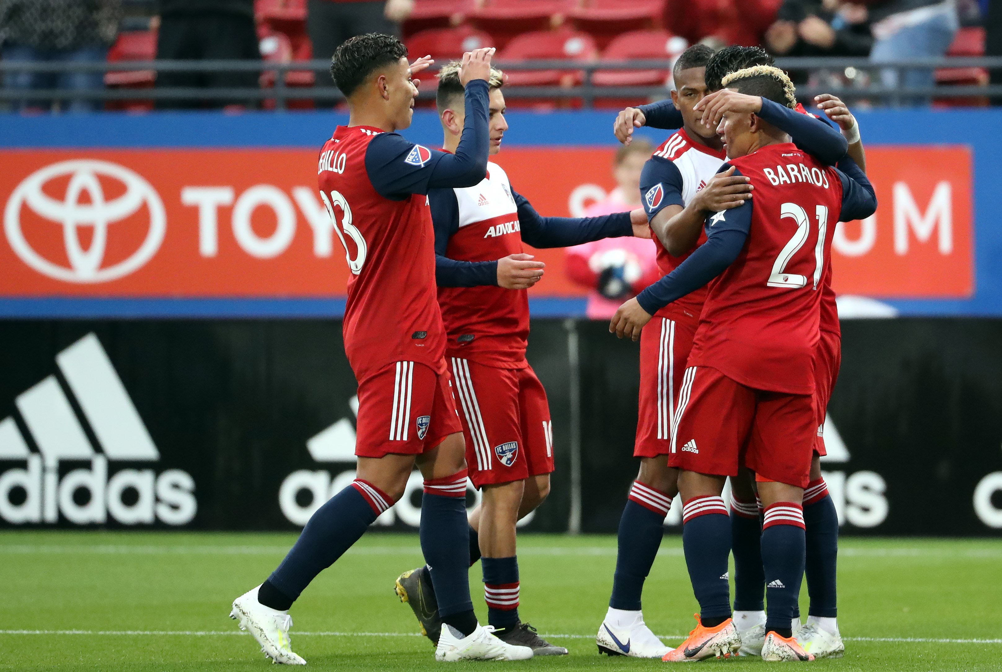 Para pemain FC Dallas melakukan selebrasi usai mencetak gol ke gawang lawan.