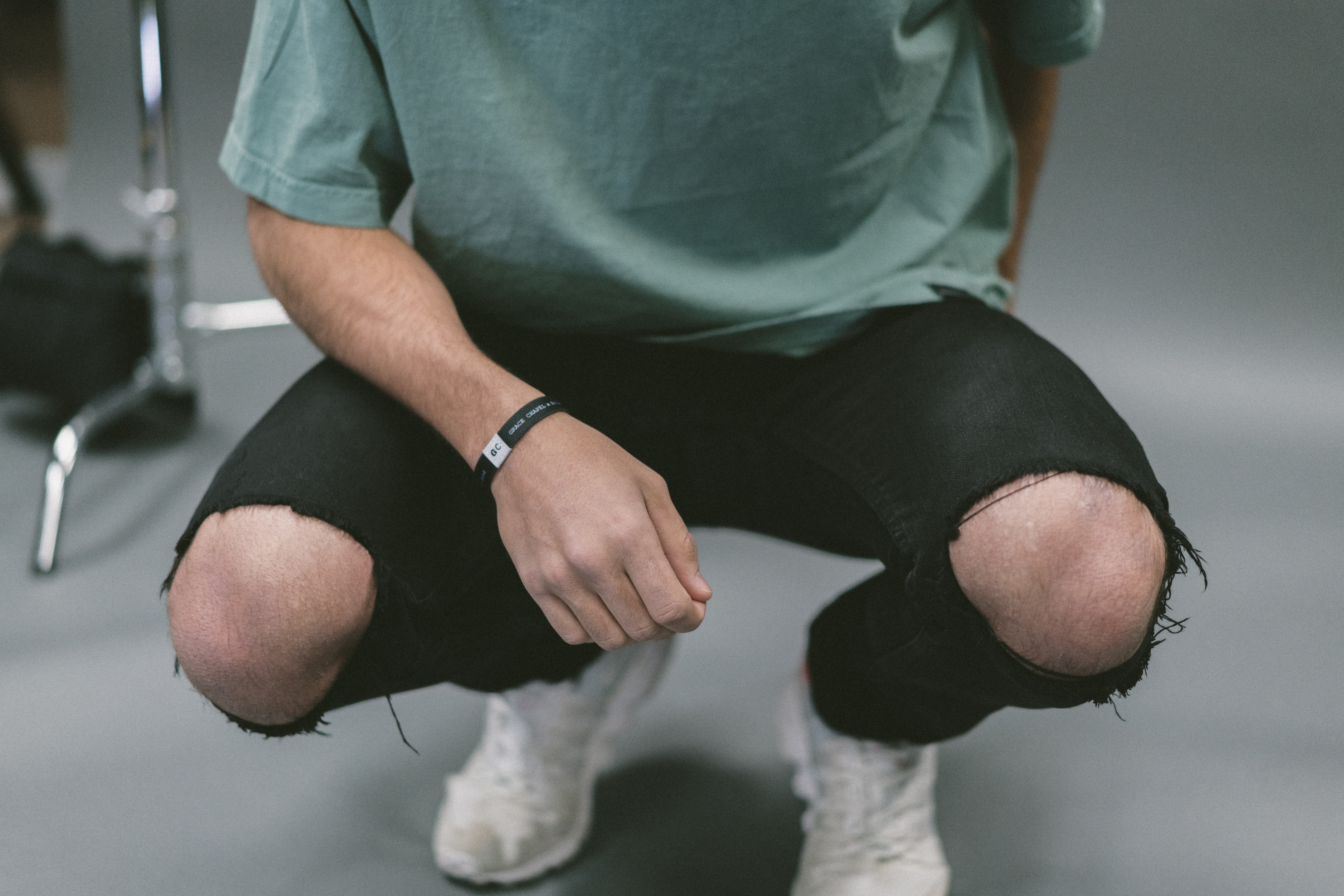 Tren fesyen dengan tampilan usang masih berlanjut, teranyar Converse yang mengeluarkan sepatu buluk.