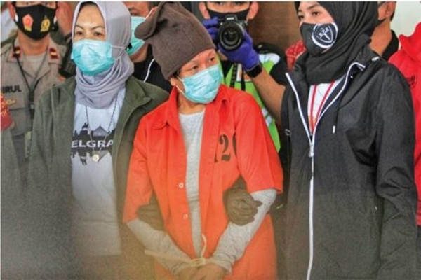 Buron pembobol kas BNI sebesar Rp1,2 triliun, Maria Pauline Lumowa (tengah), tiba di ruang VIP Terminal 3 Bandara Soekarno-Hatta, Tangerang,