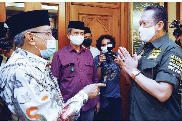 Ketua MPR Bambang Soesatyo (kanan) berpamitan dengan Ketua Umum PBNU KH Said Aqil Siradj di Jakarta, Jumat (3/7).