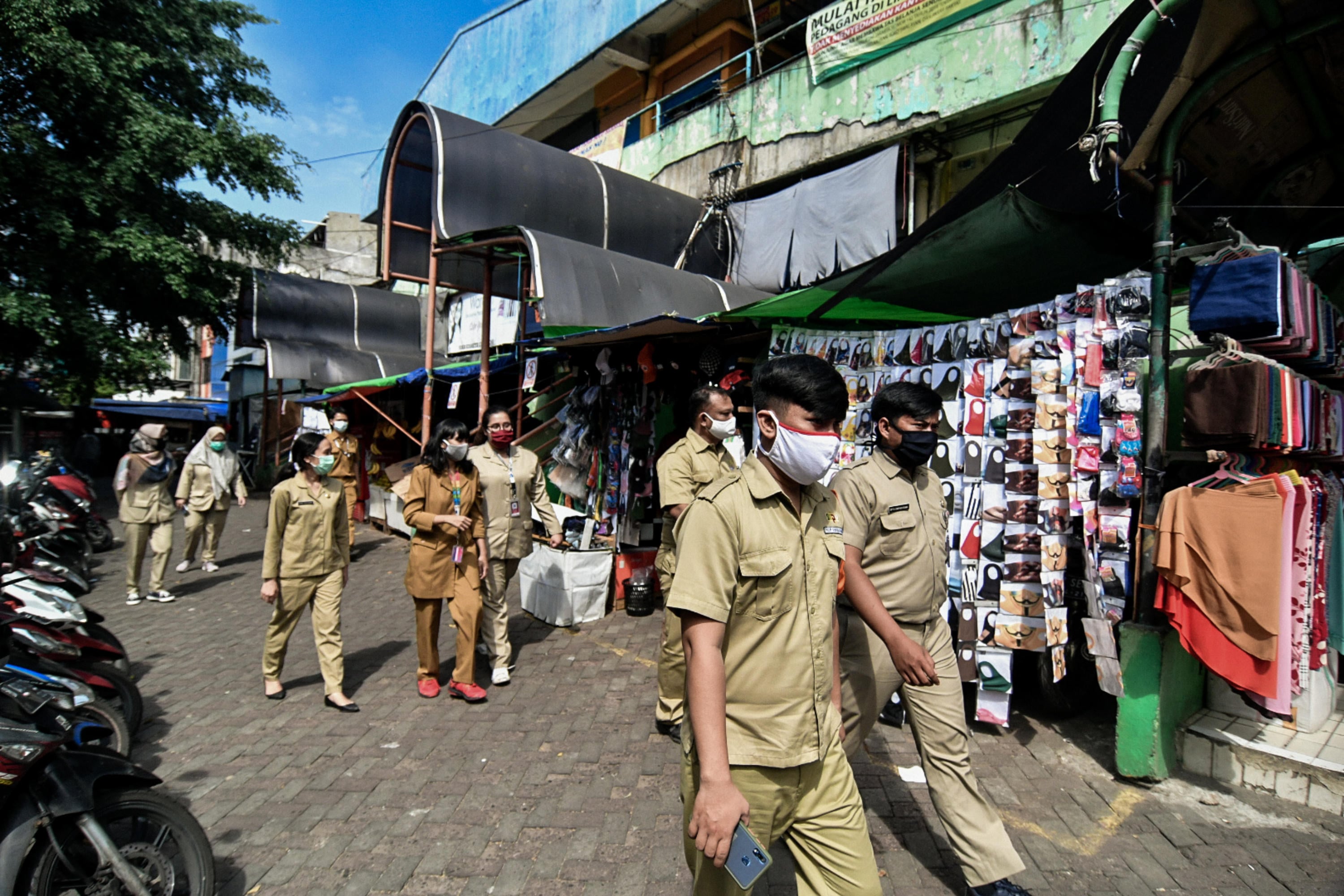 Petugas Aparatur Sipil Negara (ASN) melakukan peninjauan di Pasar Pondok Labu, Jakarta.