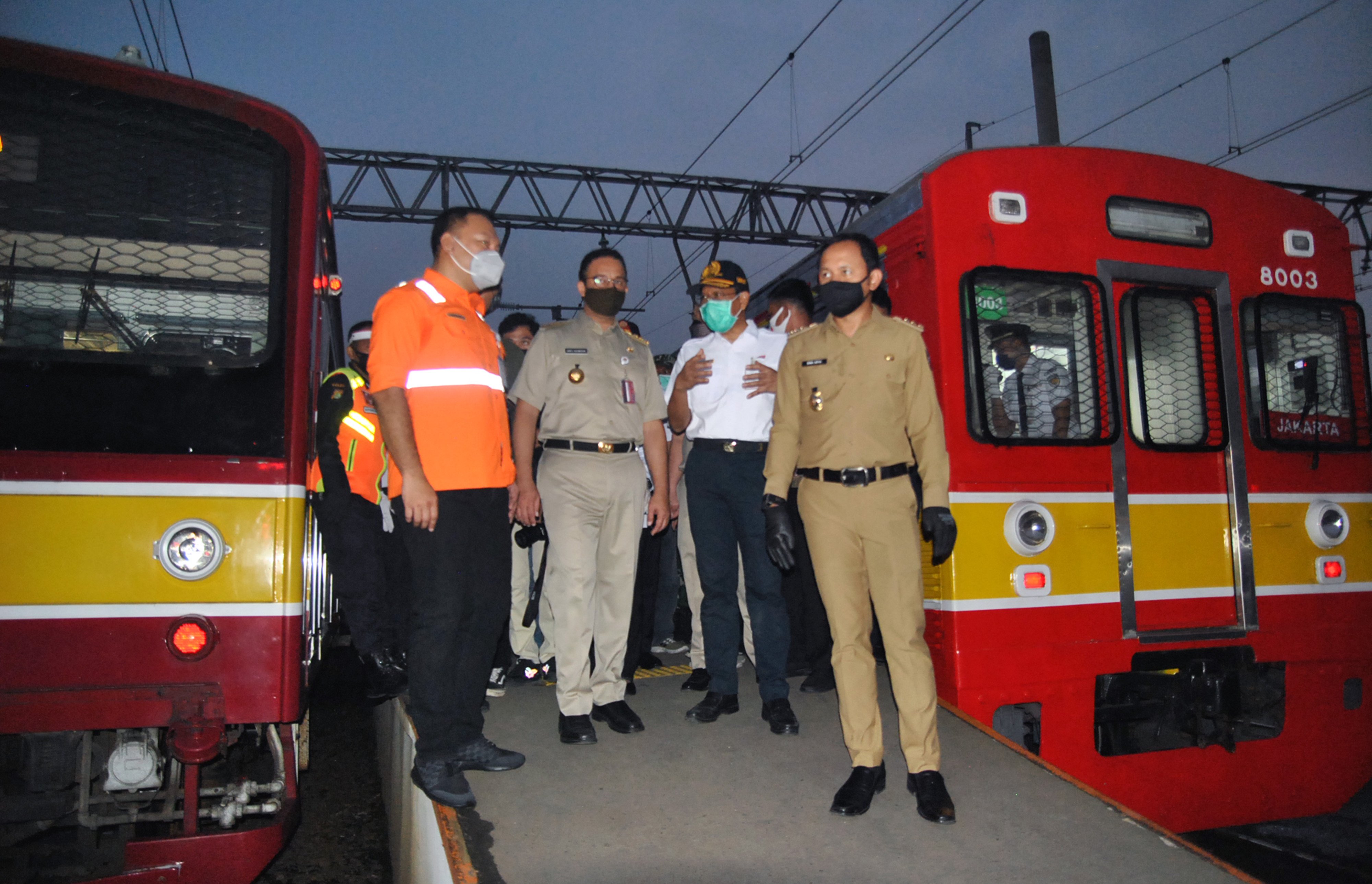 Gubernur DKI Jakarta Anies Baswedan (kedua kiri) bersama Wali Kota Bogor Bima Arya (kanan) meninjau stasiun KRL Bogor