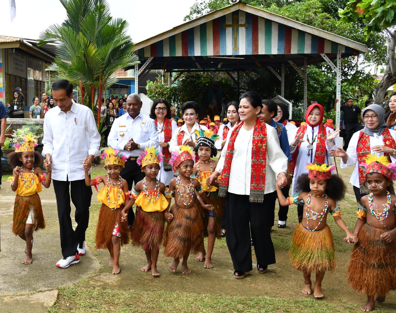 Presiden Joko Widodo dan Ibu Iriana Joko Widodo bermain dengan anak PAUD di Kota Sorong